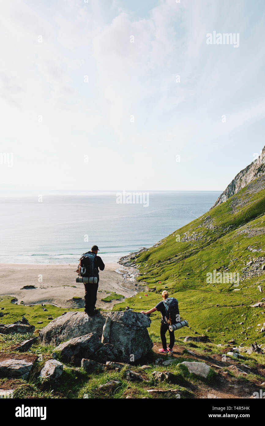 Wanderer auf dem Strand von kvalvika Trail auf der nordöstlichen Seite von Moskenesøya Flakstad Lofoten Nordland in Norwegen. Stockfoto
