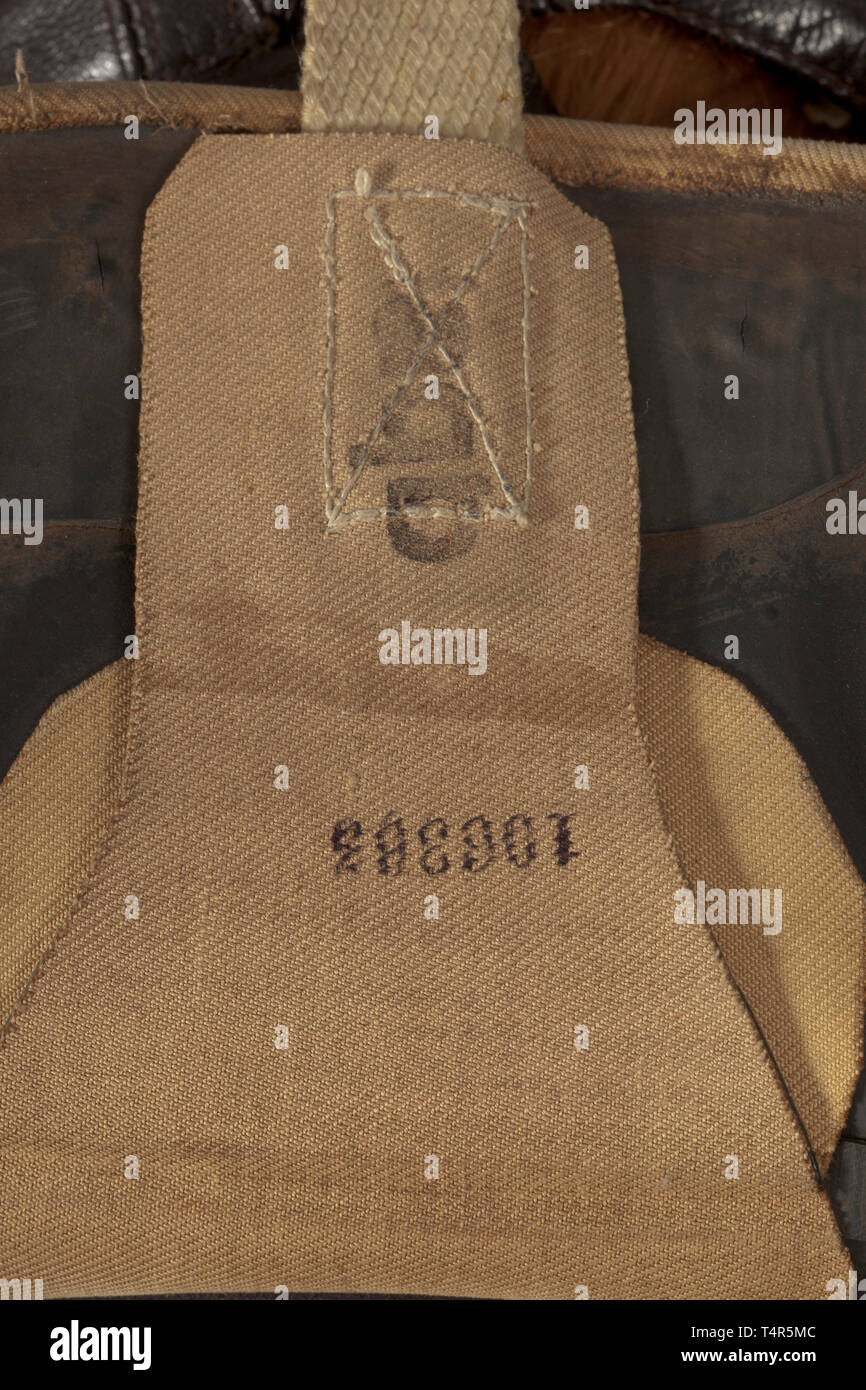 Ein einheitliches Ensemble für ein Kämpfer - und Bomberpiloten in der Verteidigung des Reiches 1943-45 schützende Kopfbedeckung Teekocher 'DeTeWe' für Piloten, Bauform'L Kp W101' von braunem Leder mit Winter Liner, komplett mit Kehlkopf Mikrofone, langem Kabel und Stecker, fliegerbrille. Flight Jacket blue Bettwäsche ('Prym', 'Zipp "pull Verschluss), die Innenseite und Kragen mit Pelzbesatz. Hose wie frühere, mit seitlichen Taschen und Heizung Häfen, an der Taille eine Variable mit der Bezeichnung "Gerät-Nr. 142-48 A1, FL 31280-1, RBNr. 0/0915/5232, Grösse II" und Jahr cypher' 1944". Pelzgefütterten flye, Editorial-Use - Nur Stockfoto