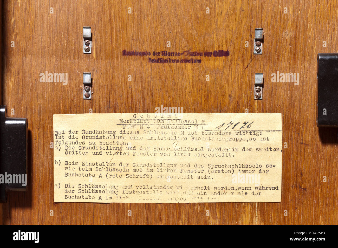 Vier - Rotor' 'Enigma Chiffriermaschine, die Marine, die in der ursprünglichen Tragetasche Gerät die Nummer "17176" (Aye) "Olympia Büromaschinenwerke A.-G, Erfurt Mainzerhofplatz', im Jahr 1944 hergestellt. Vier Verschlüsselungsverfahren Rotoren mit den Buchstaben des 20. Jahrhunderts, Editorial-Use - Nur Stockfoto