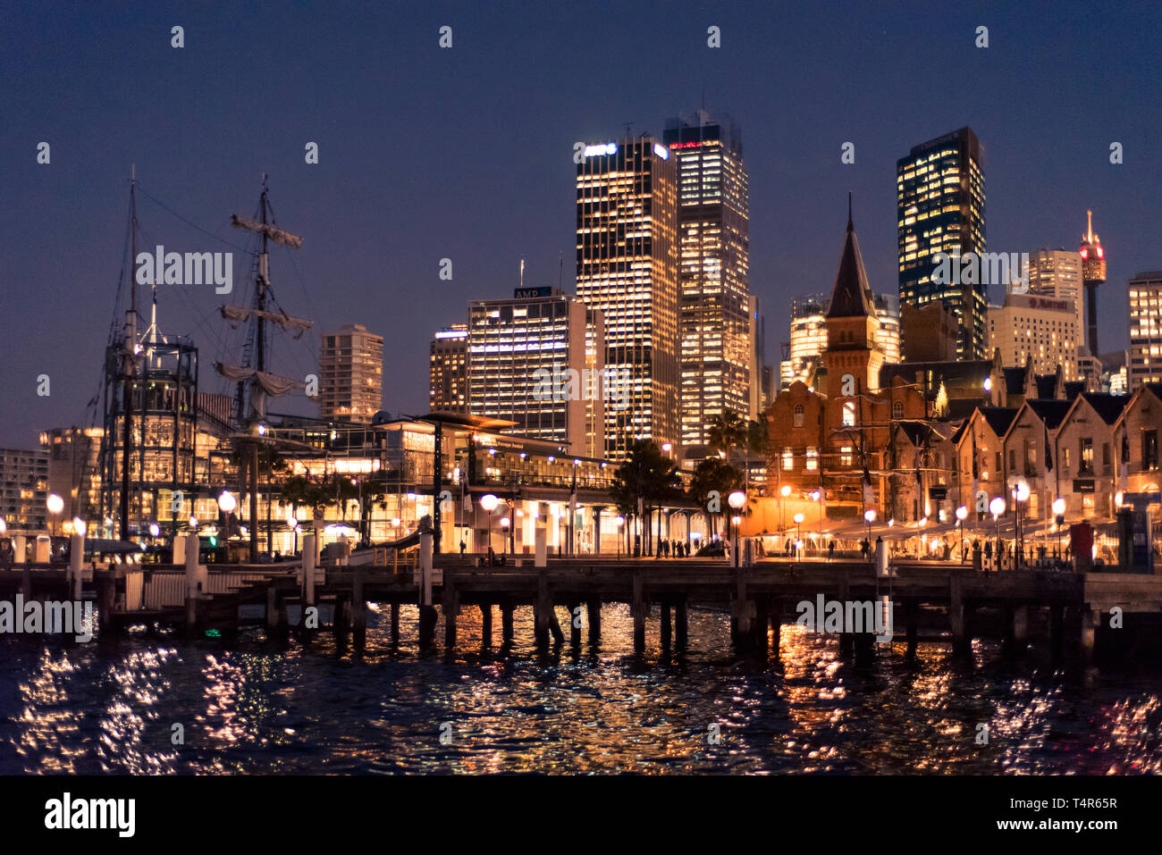 Sydney, New South Wales/Australien - 13. Mai 2016: Gebäude am Hafen von Sydney nachts beleuchtet Stockfoto