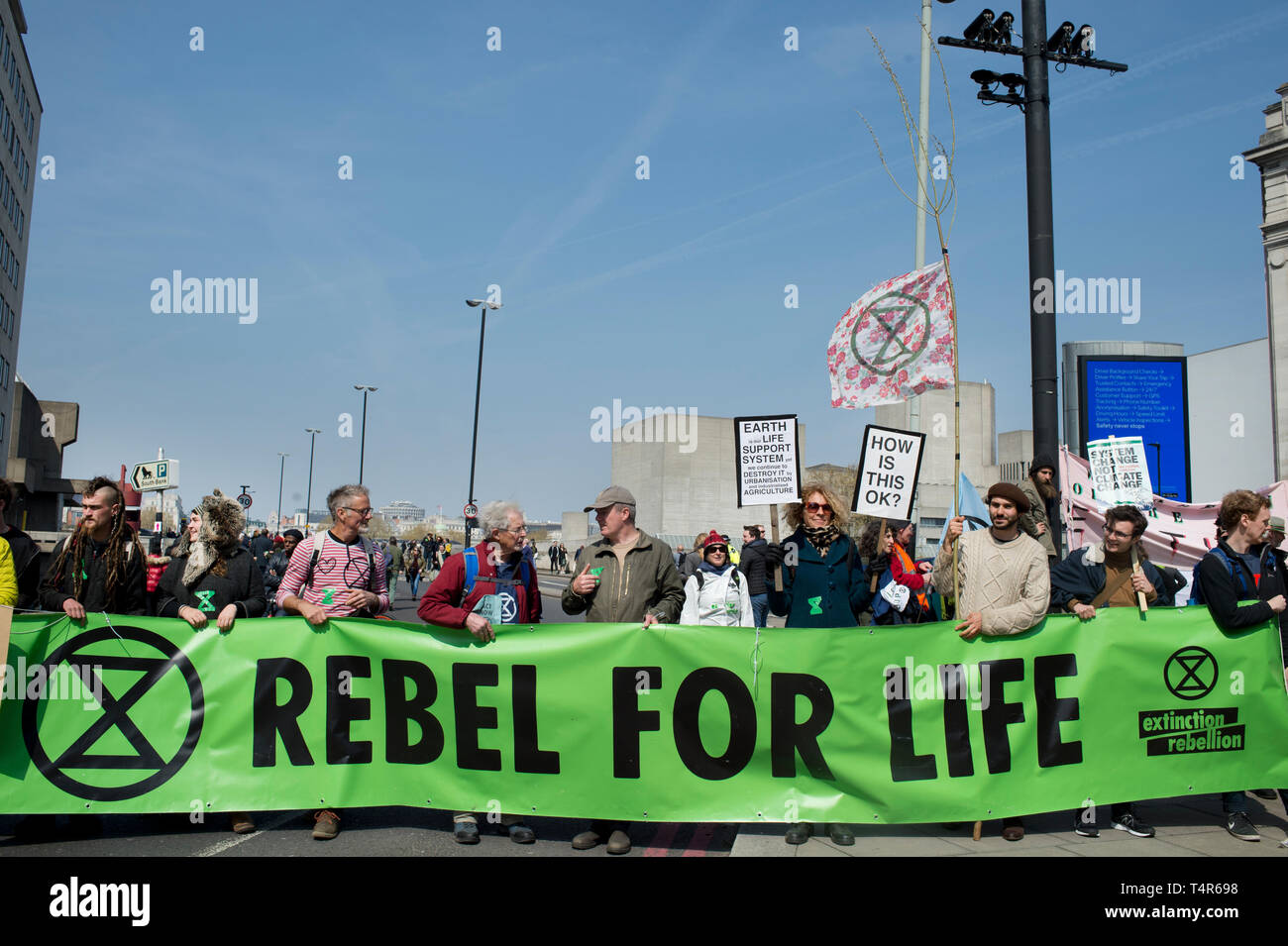 London 15 April 2019. Aussterben Rebellion Protest zu Maßnahmen gegen den Klimawandel verlangen. Waterloo Bridge; Demonstranten hinter ein Banner mit der Aufschrift "Rebel für Stockfoto