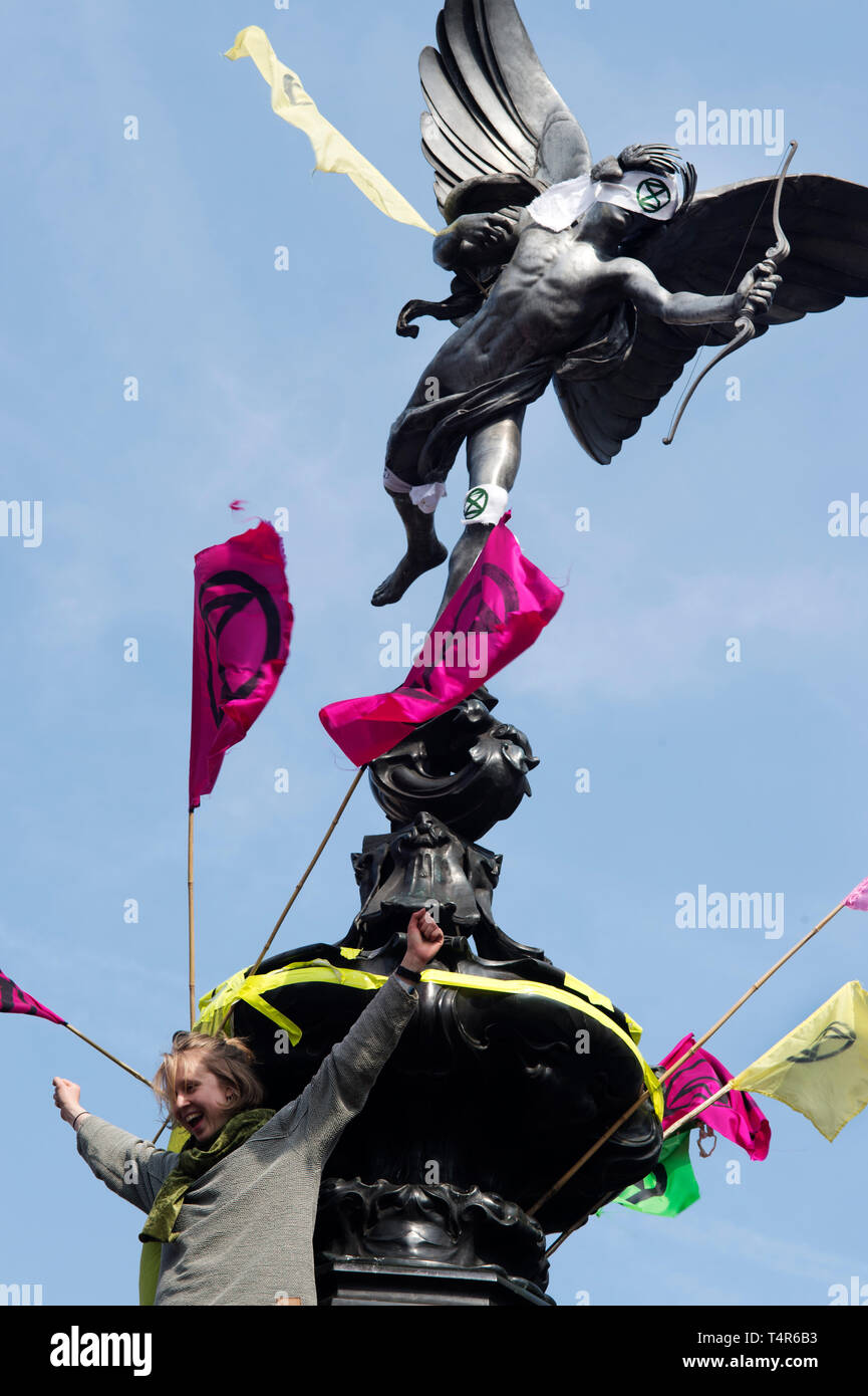 London 15 April 2019. Aussterben Rebellion Protest zu Maßnahmen gegen den Klimawandel verlangen. Piccadilly Circus. Statue des Eros mit Augenbinde und Fahnen. Stockfoto