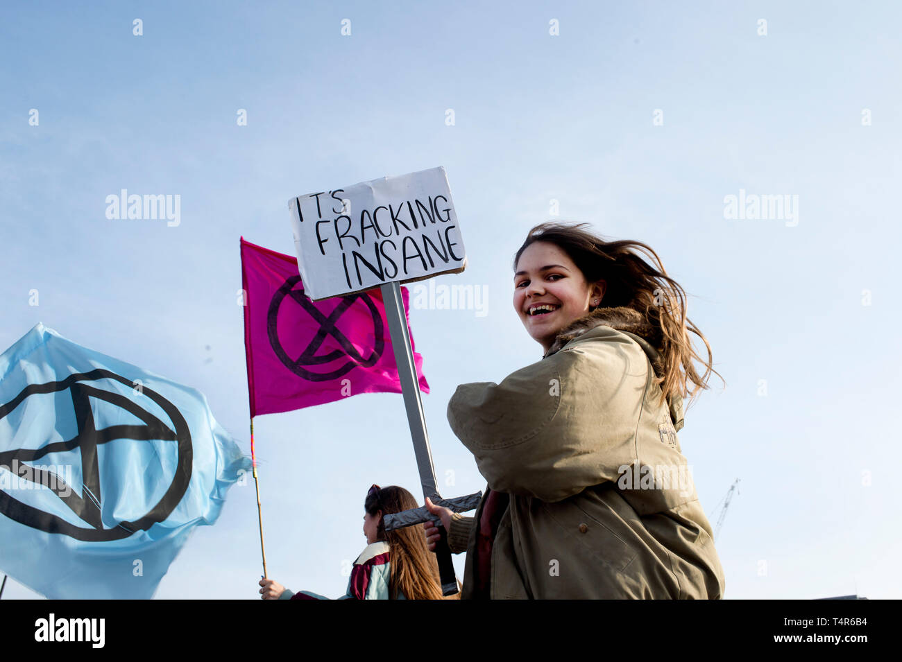 London 15 April 2019. Aussterben Rebellion Protest zu Maßnahmen gegen den Klimawandel verlangen. Waterloo Bridge; junge Frau mit einem Schild, auf dem "frackin Stockfoto