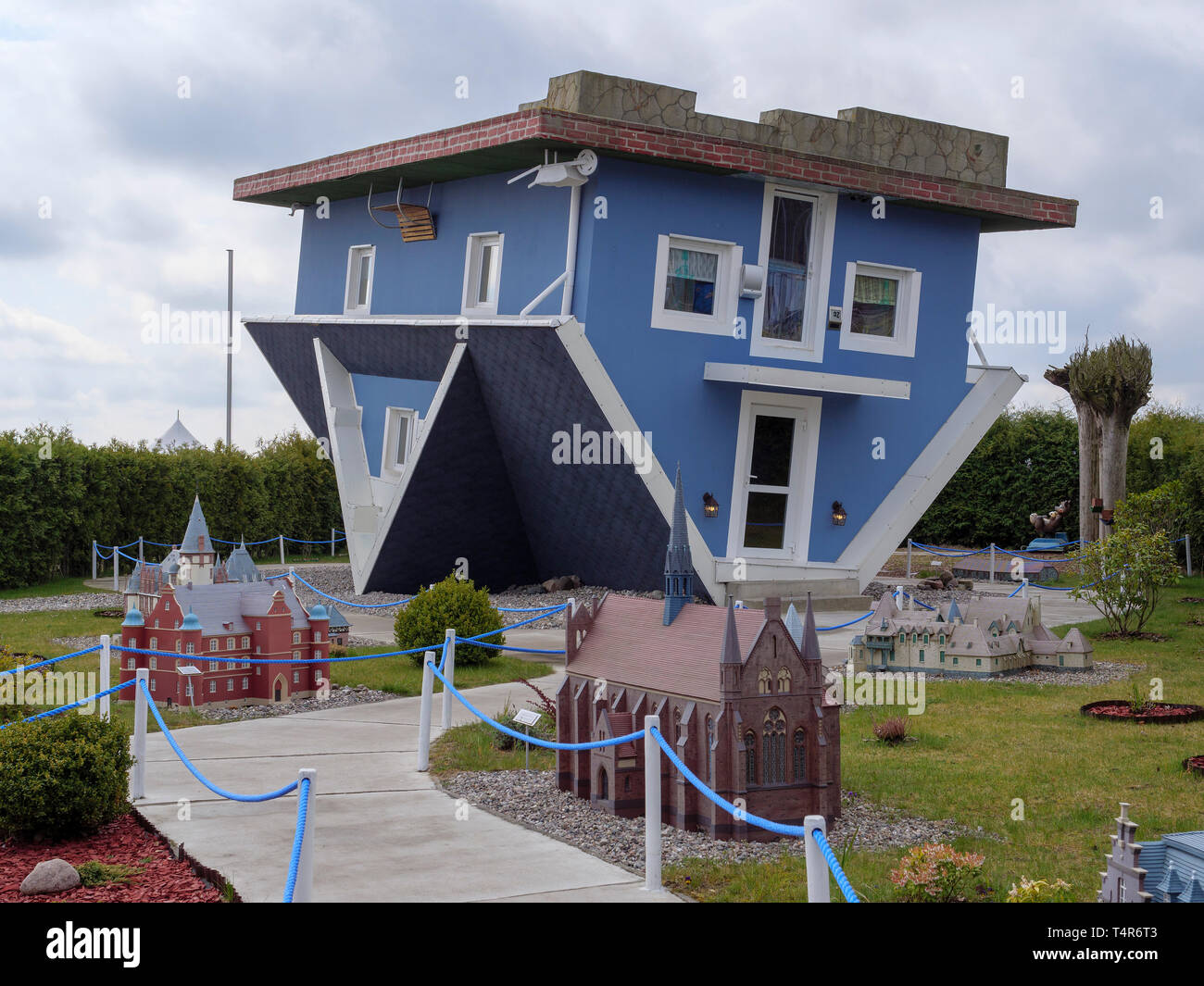 Haus Kopfuber In Trassenheide Insel Usedom Mecklenburg Hither Mecklenburg Vorpommern Deutschland Europa Stockfotografie Alamy