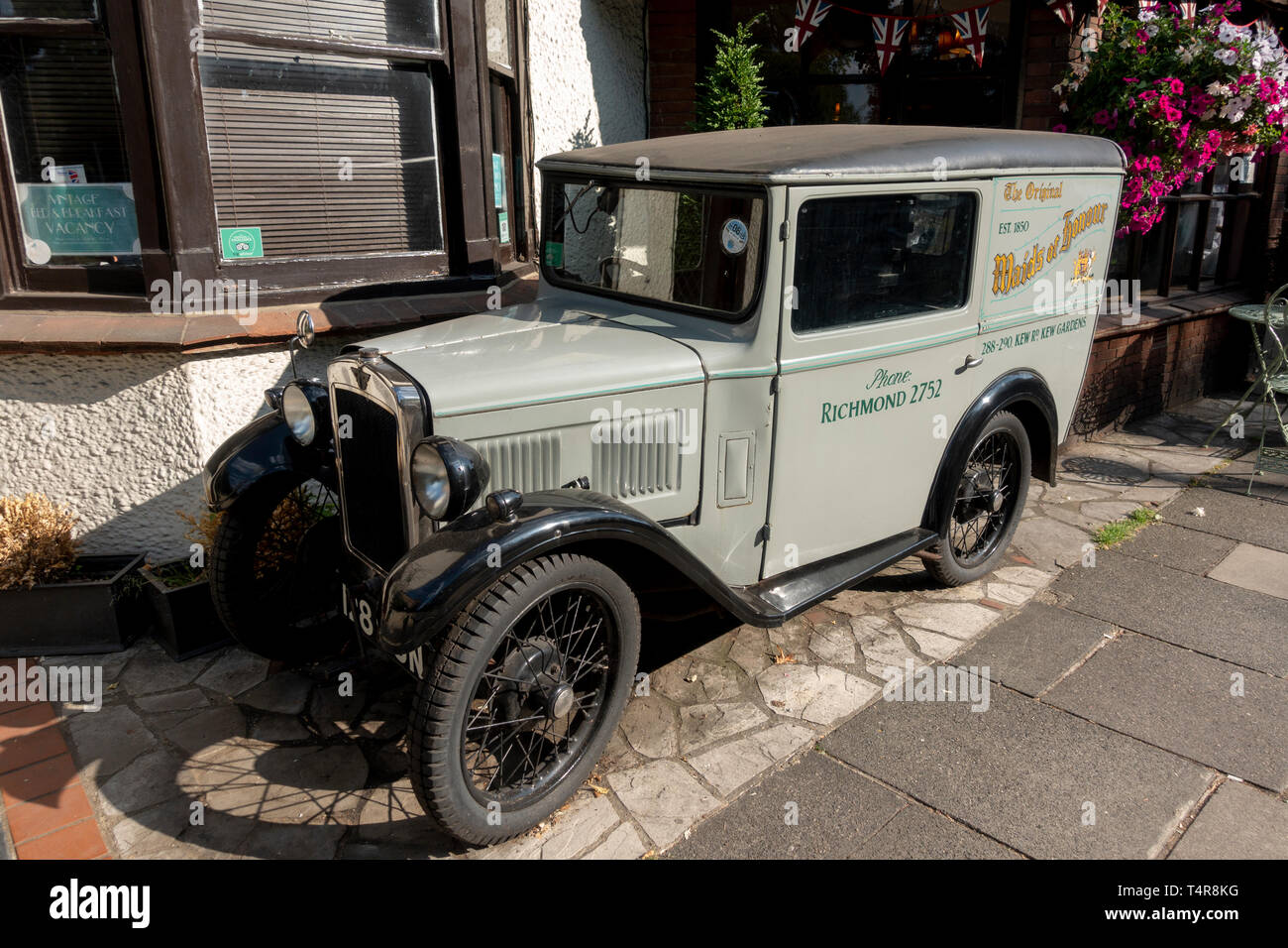 Ein 30er Austin 7 van Werbung die ursprüngliche Mädchen der Ehre auf der Kew Road, London, UK. Stockfoto