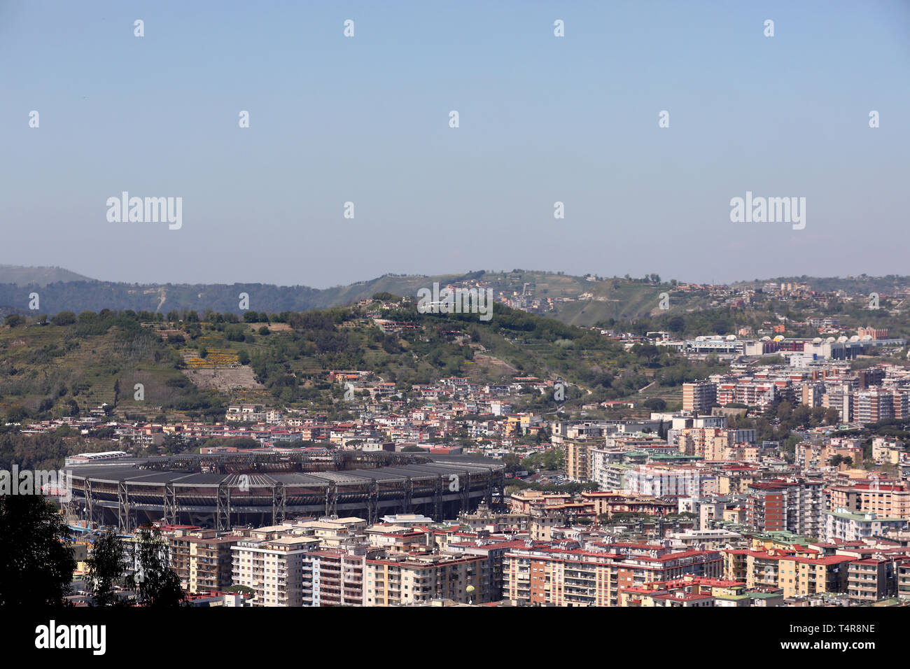 Allgemeine Ansicht der Stadt von Neapel und das Stadion San Paolo vor der UEFA Europa League Viertelfinale Rückspiel Match im Stadion San Paolo, Neapel. Stockfoto