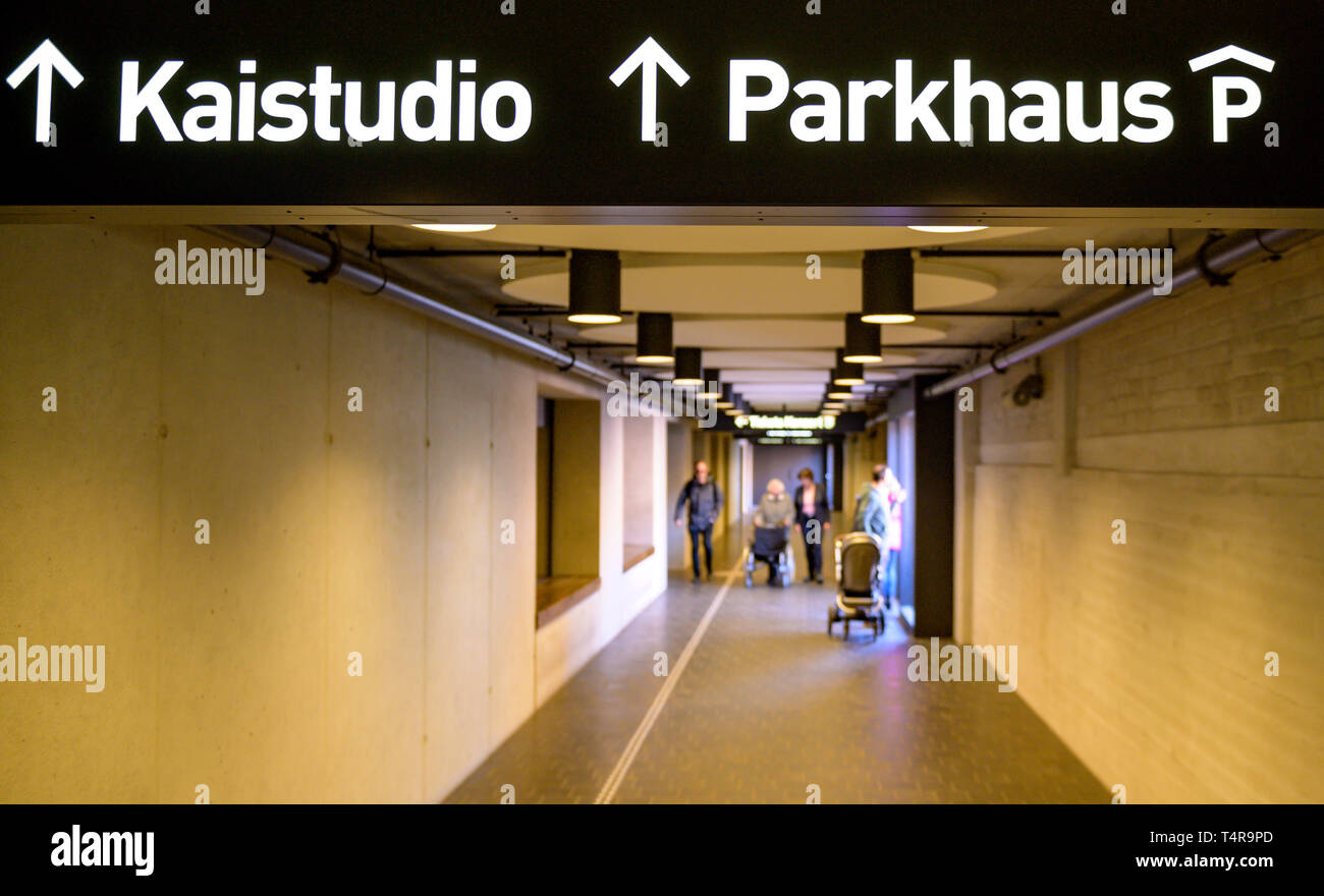 Hamburg, Deutschland. 17 Apr, 2019. Benutzer der Elbphilharmonie Parkhaus Ansatz die Eingangstüren. Autonome Parkplatz wird im nächsten Jahr in der Multi getestet werden Parkhaus des Hamburger Konzerthaus. Die ynCoPark" Projekt soll es möglich machen, in technisch ausgestatteten Autos am Eingang des "multi Elphi' zur Hand Parkhaus und dann wieder abholen an der Ausfahrt nach einem Konzert besuchen. Quelle: Axel Heimken/dpa/Alamy leben Nachrichten Stockfoto