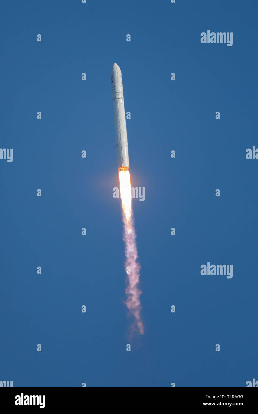 Wallops Island, Virginia, USA. 17 Apr, 2019. Die Antares Rakete Durchführung der Cygnus cargo Raumschiff hebt ab von der NASA Wallops Flight Facility in Wallops Island, Virginia, USA, am 17. April 2019. Eine US-Rakete wurde am Mittwoch von der NASA Wallops Flight Facility auf Virginia's Eastern Shore gestartet Ladung mit resupply Mission der ESA für die Internationale Raumstation (ISS). Die Antares Rakete gebaut von Northrop Grumman hob um 4:46 Uhr EDT, Durchführung der Cygnus cargo Raumschiff an der ISS. Quelle: Xinhua/Alamy leben Nachrichten Stockfoto