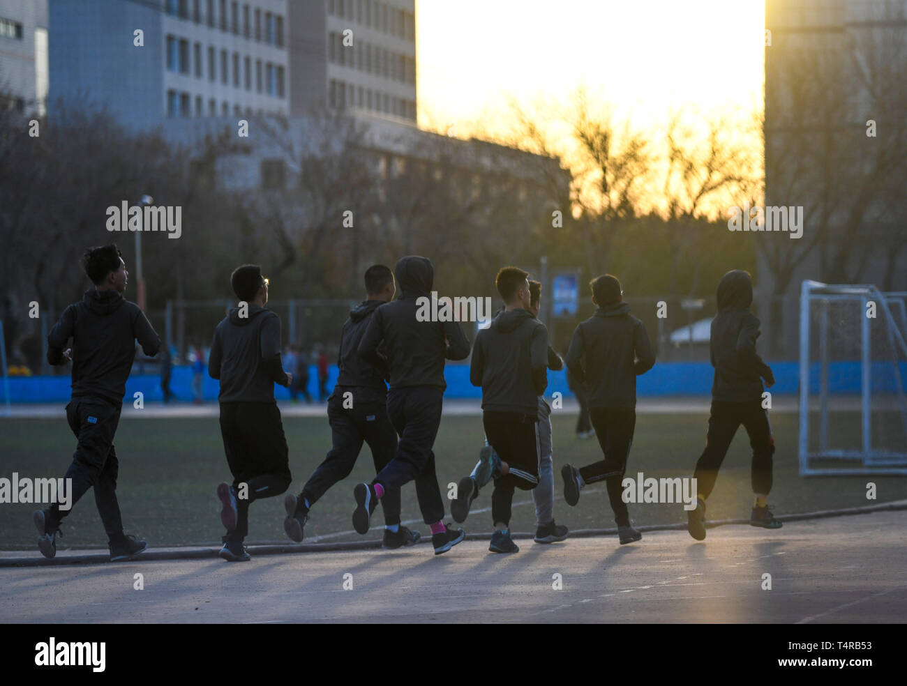 (190418) - - Urumqi, April 18, 2019 (Xinhua) - die Schüler morgen Übungen an Shihezi Universität in Shihezi, Nordwesten Chinas Autonome Region Xinjiang Uygur, 10. April 2019. Shihezi, rund 150 Kilometer nordwestlich von Urumqi, ist eine junge Stadt, die in den 1950er Jahren in der Wüste Gobi von Xinjiang gegründet wurde. Dank mehrerer Generationen "die Bemühungen von Xinjiang Menschen und Xinjiang Produktion und Konstruktion Korps, es hat eine schöne und entwickelte Stadt in der Autonomen Region geworden. Die städtische Grünfläche erreicht 2.580 Hektar hat, die Grünflächen in Parks hat 341 Hektar sowie erreicht Stockfoto