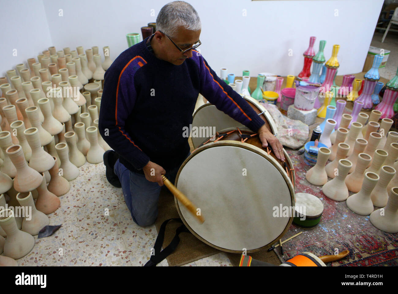 Hebron. 18 Apr, 2019. Palästinensischen artisan Ayoub al-Zaatari behebt  einen Trommel wie arbeitet er in seiner Werkstatt in der West Bank Stadt  Hebron, 18. April 2019. Ayoub al-Zaatari, 55, produziert verschiedene Arten