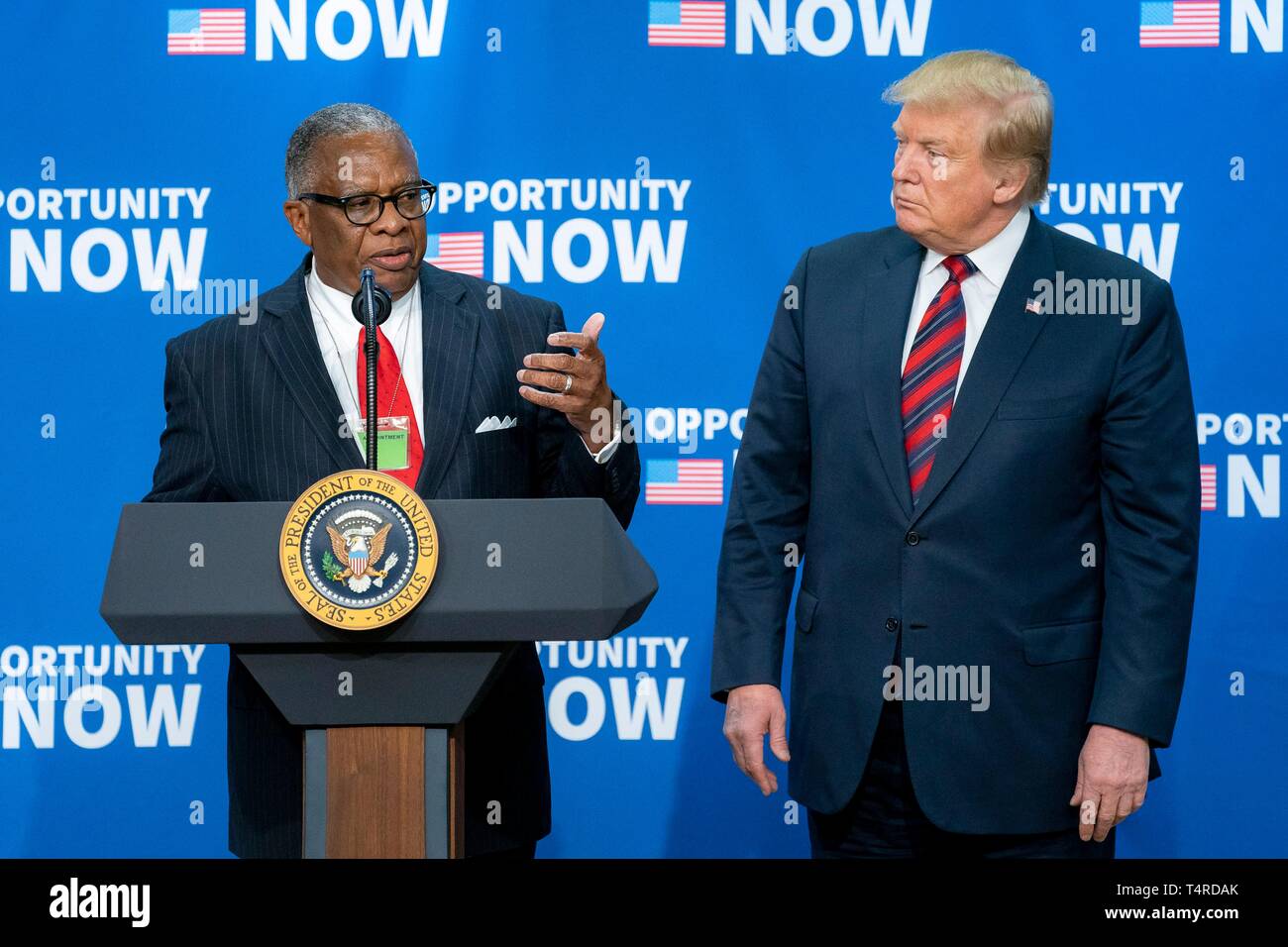 Us-Präsident Donald Trump hört Bürgermeister George Flaggs von Vicksburg, Mississippi, während die Möglichkeit Zone Konferenz im Süden Gericht Auditorium von das Eisenhower Executive Office Building im Weißen Haus April 17, 2019 in Washington, DC. Stockfoto