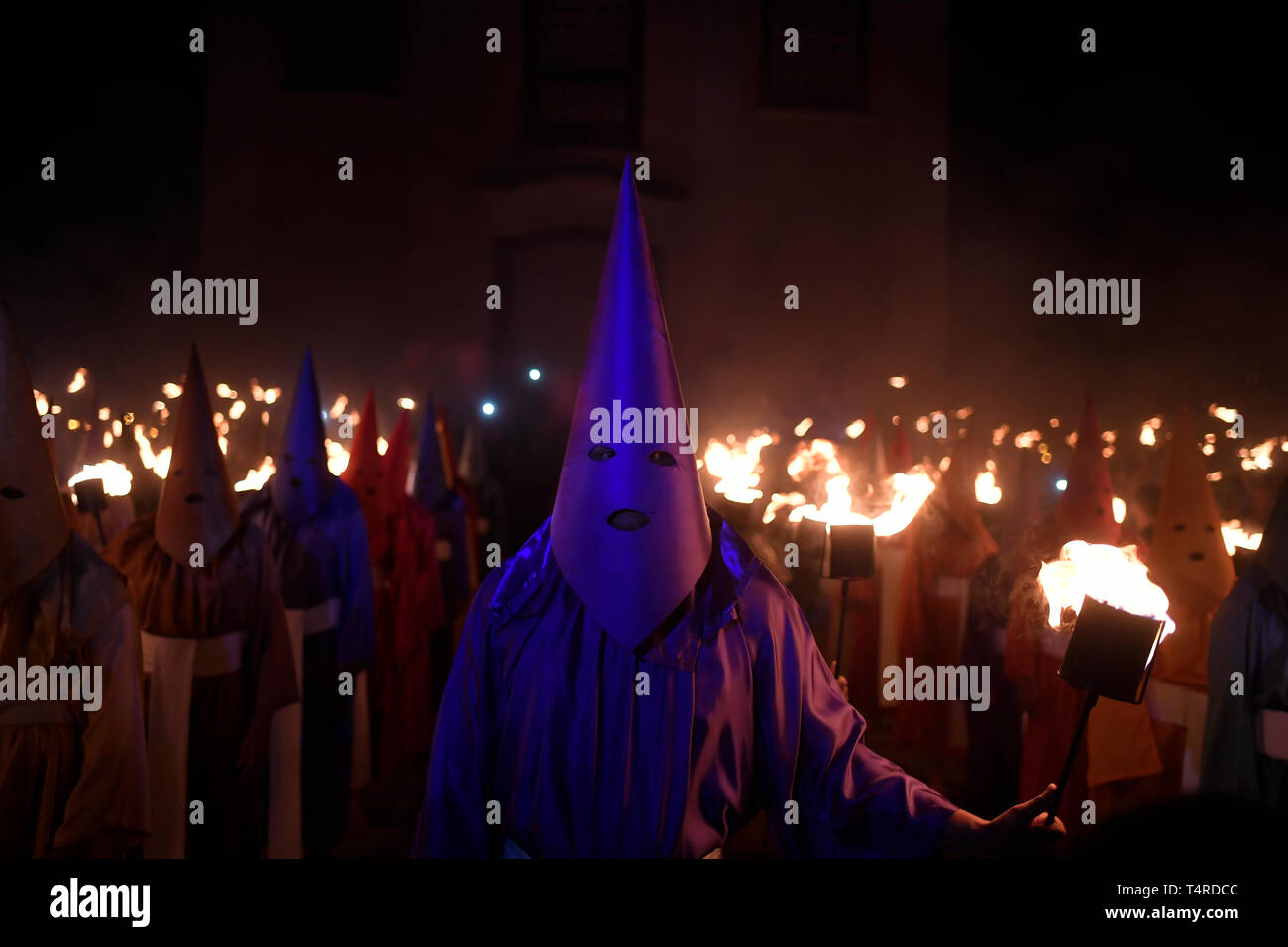 - 04/18/2019 - Verfahren der Fogareu in Goias Velho - Penitentes in Fogareu Prozession teilnehmen während der Heiligen Woche in der Stadt Goias Velho. Foto: Mateus Bonomi/AGIF Stockfoto