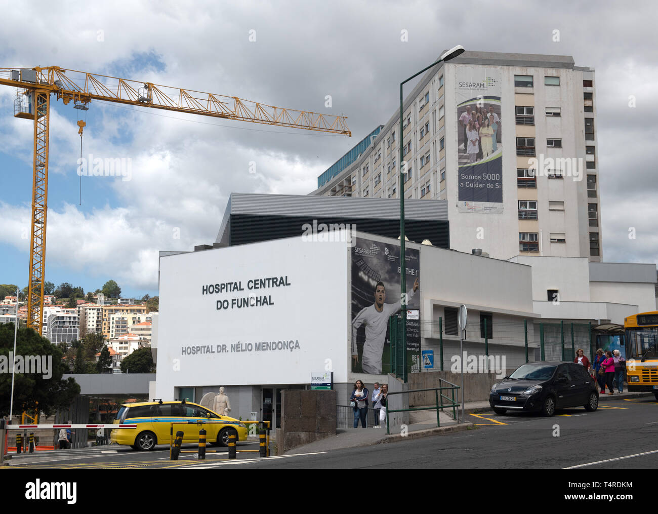 18. April 2019, Portugal, Funchal (Madeira): Sie können das Krankenhaus Zentrale do Funchal. Hier Unfall Opfer des Busungluecks wurden in gebracht, in der 29 Menschen auf der portugiesischen Insel Madeira im Atlantik starb. Nach den bisherigen Feststellungen, es gibt wahrscheinlich viele Deutsche Urlauber unter den Opfern. Foto: Andriy Petryna/dpa Stockfoto