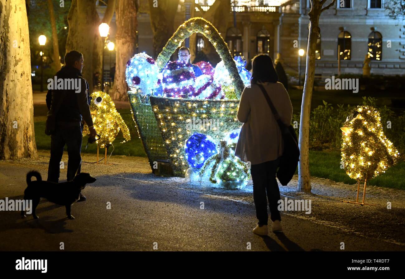 (190418) - Zagreb, 18. April 2019 (Xinhua) - ein Besucher stellt für Fotos mit Ostern Dekorationen Zrinjevac Park in Zagreb, Kroatien, 17. April 2019. (Xinhua / Marko Lukunic) Stockfoto