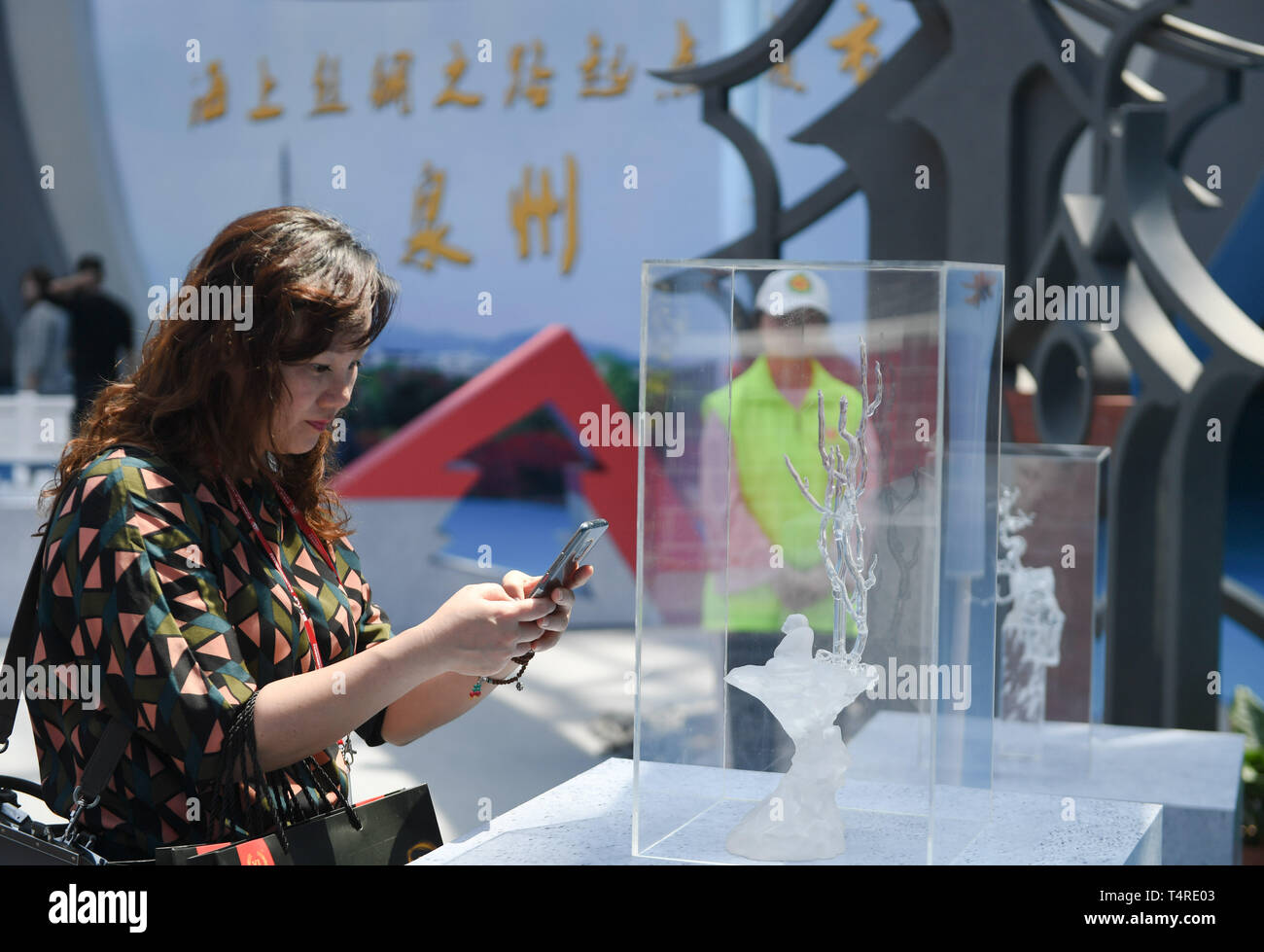 Shishi, China Fujian Provinz. 18 Apr, 2019. Ein Besucher nimmt Fotos eines Artefakts auf dem 5. China Maritime Seidenstraße internationale Marke Ausstellung in Shishi im Südosten der chinesischen Provinz Fujian, 18. April 2019. Die 5. China Maritime Seidenstraße internationale Marke Exposition startete hier am Donnerstag, Gewinnung von 340 Unternehmen aus 48 Ländern und Regionen. Credit: Song Weiwei/Xinhua/Alamy leben Nachrichten Stockfoto