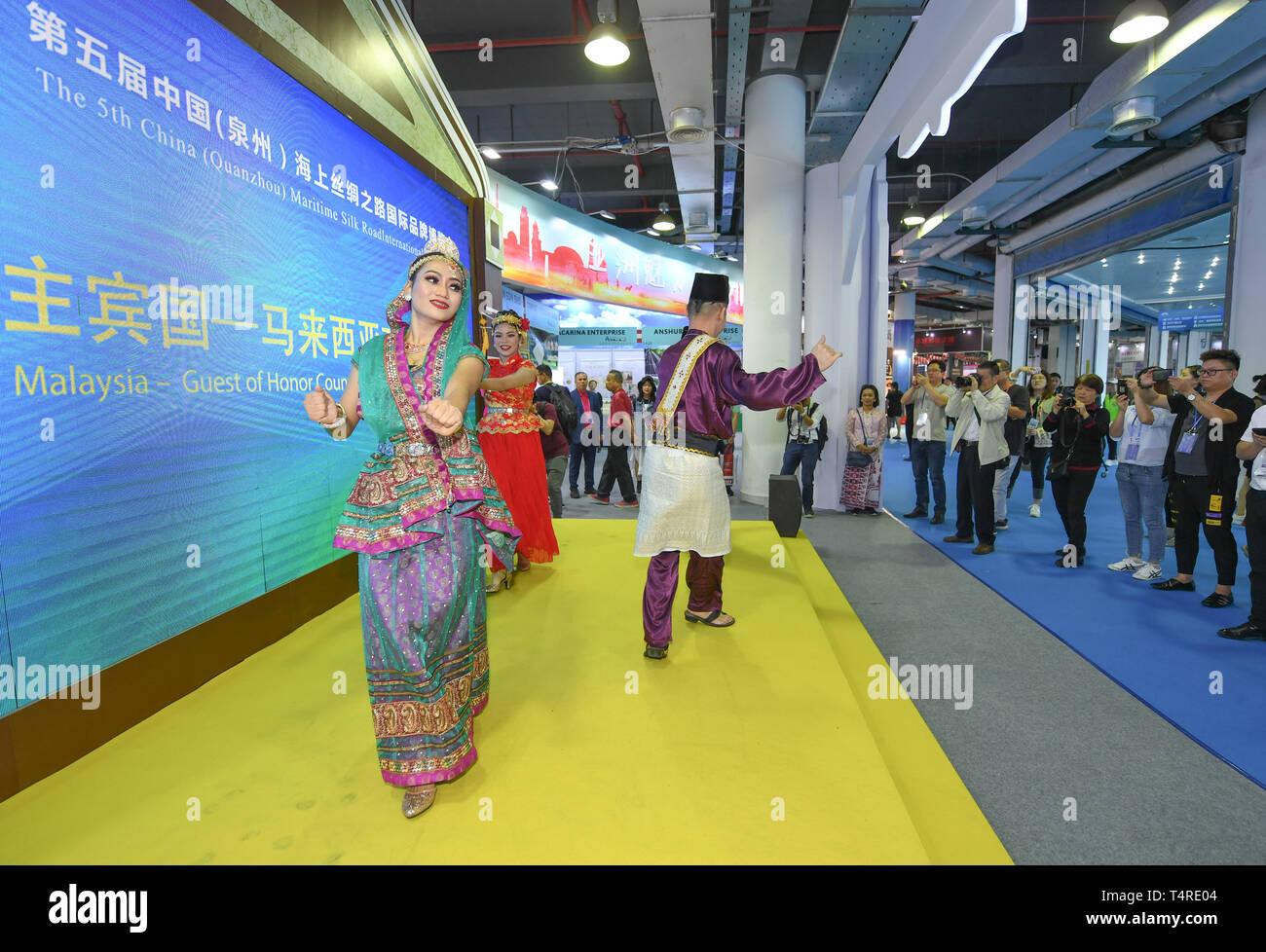 Shishi, China Fujian Provinz. 18 Apr, 2019. Menschen aus Ehrengast Land Malaysia am 5. China Maritime Seidenstraße internationale Marke Ausstellung in Shishi durchführen, im Südosten der chinesischen Provinz Fujian, 18. April 2019. Die 5. China Maritime Seidenstraße internationale Marke Exposition startete hier am Donnerstag, Gewinnung von 340 Unternehmen aus 48 Ländern und Regionen. Credit: Song Weiwei/Xinhua/Alamy leben Nachrichten Stockfoto