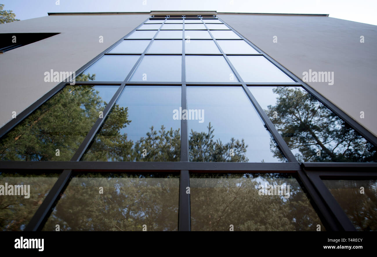 18. April 2019, Sachsen-Anhalt, Dessau-Roßlau: Die glasfassade von Wassily Kandinsky und Paul Klee Master's Haus in Dessau-Roßlau spiegelt die Umgebung. Nach umfangreichen Renovierungsarbeiten, die ursprüngliche Bauhaus Gebäude öffnen vor Ostern. Für das Jubiläumsjahr 2019 Sie werden ein neues kohärentes kuratorische Erzählung erhalten. Die Gebäude selbst Ausstellung Objekte. Foto: Hendrik Schmidt/dpa-Zentralbild/ZB Stockfoto
