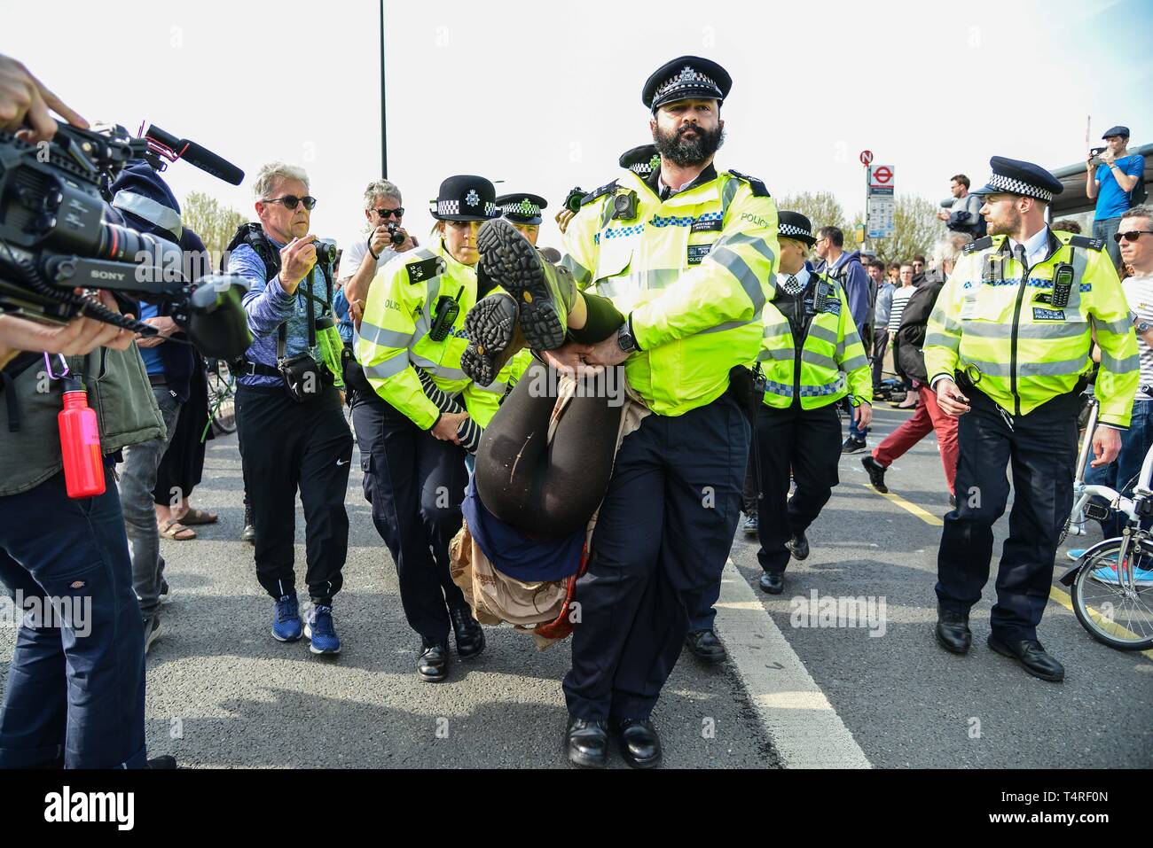 London, Großbritannien. 18 Apr, 2019. Die Polizei die Demonstranten auf der Waterloo Bridge an Tag 4 des Klimawandels Proteste in Central London. Credit: Claire Doherty/Alamy leben Nachrichten Stockfoto