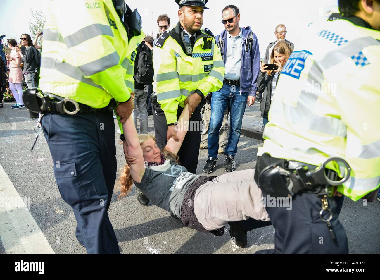 London, Großbritannien. 18 Apr, 2019. Die Polizei die Demonstranten auf der Waterloo Bridge an Tag 4 des Klimawandels Proteste in Central London. Credit: Claire Doherty/Alamy leben Nachrichten Stockfoto