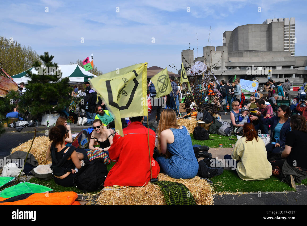 Waterloo Bridge, London, UK. 18. Apr 2019. Aktivisten weiterhin belegt der Waterloo Bridge in der Nachfrage der UK Govt von Klimawandel bis 2025 am 18. April 2019, London, UK zu handeln. Bild Capital/Alamy leben Nachrichten Stockfoto