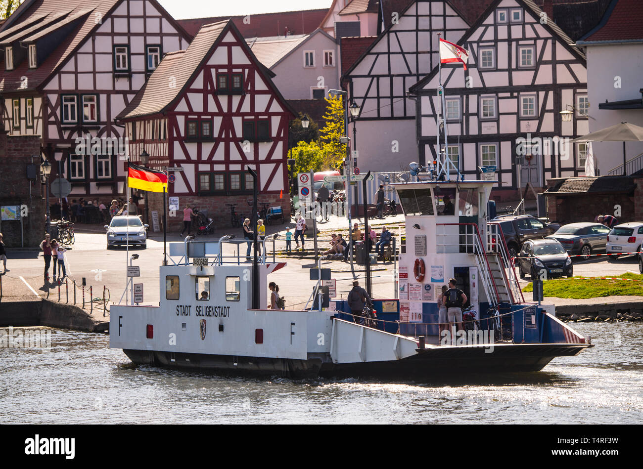 Seligenstadt, Deutschland. 18 Apr, 2019. Die Fähre tadt Seligenstadt' Blätter an den Hessischen Ufer des Main. Die seligenstadt Passagier- und Autofähren verbinden Sie den Hessischen Ufer mit dem bayerischen Ufer. Das Unternehmen ist im Defizit mit mehreren Hunderttausend Euro pro Jahr. Credit: Andreas Arnold/dpa/Alamy leben Nachrichten Stockfoto