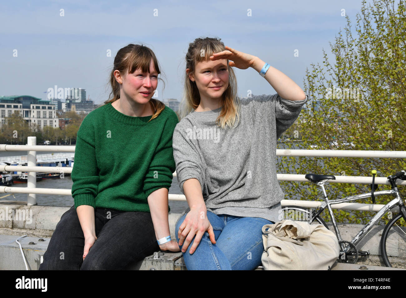 Waterloo Bridge, London, UK. 18. Apr 2019. Aktivisten weiterhin belegt der Waterloo Bridge in der Nachfrage der UK Govt von Klimawandel bis 2025 am 18. April 2019, London, UK zu handeln. Bild Capital/Alamy leben Nachrichten Stockfoto