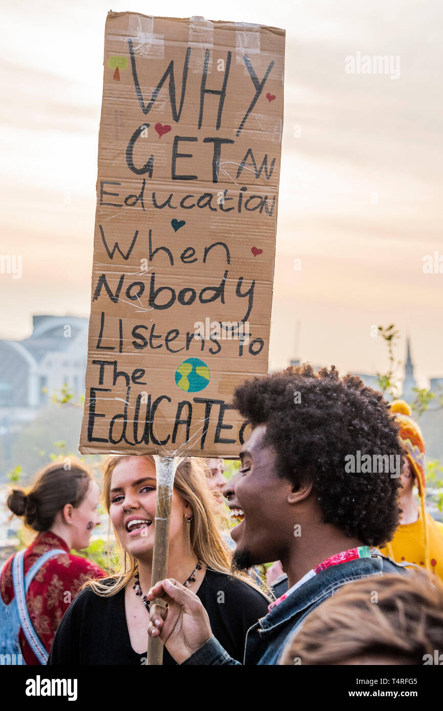 London, Großbritannien. 18. Apr 2019. Morgen auf der Waterloo Bridge sieht das Lager wach und Pendler machen ihre Fortschritte zu Fuß und mit dem Fahrrad über den Fluss - Tag 3 - Demonstranten vor dem Aussterben Rebellion Block mehrere Kreuzungen in London als Teil der laufenden Aktion, die von der britischen Regierung, auf die 'Klima chrisis" verlangen. Die Aktion ist Teil einer international koordinierten protestieren. Credit: Guy Bell/Alamy leben Nachrichten Stockfoto