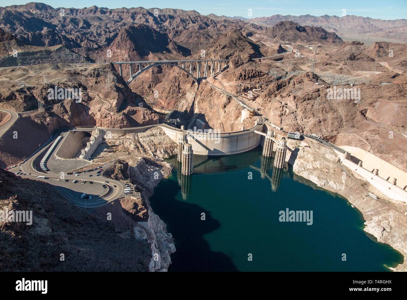 Boulder City, Nevada, USA. 23. Oktober 2015. Niedrige Wasser des Lake Mead in diesem Luftbild per Hubschrauber von oben gesehen. Unerbittliche Dürrejahren sind anstrengend, einen großen Vorrat an Wasser zwischen Nevada und Arizona. Lake Mead Wasserstand sank von etwa 120 Fuß (37 m) von wo das Wasser am 6. Juli 2000 vor 15 Jahren erreicht. Lake Mead ist kein Fremder in Dürren. Der künstliche See hit niedriger als der Durchschnitt Wasserstände in der Mitte der 1950er Jahre und Mitte der 1960er Jahre und die aktuellen Erschöpfung ist Teil einer jahrzehntelangen Entwicklung. Lake Mead derzeit niedrigen Niveau noch nicht aufgenommen worden, seit den 1930er Jahren, wenn t Stockfoto