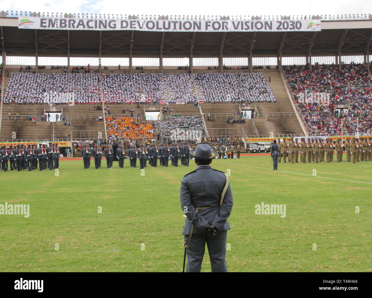 Harare, Simbabwe. 18 Apr, 2019. Soldaten stehen in der Ausbildung am Tag der Unabhängigkeit Zeremonie an der nationalen Sport Stadion in Harare, Simbabwe, am 18. April 2019. Simbabwe feierte seinen 39. Jahrestag der Unabhängigkeit am Donnerstag. Credit: Shaun Jusa/Xinhua/Alamy leben Nachrichten Stockfoto