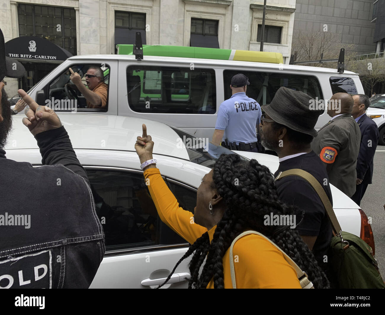 Philadelphia, Pennsylvania, USA. 18 Apr, 2019. Ein Kritiker, Links, die gegen die Free Mumia Demo ist mit Gesten während ihrer Demonstration am Rathaus in Philadelphia, Pennsylvania, begrüßt. Am vergangenen Mittwoch Philadelphia Rechtsanwalt Larry Krasner sagte, dass sein Amt seine Herausforderung der Richterspruch in überführte Spindel - Mörder MUMIA ABU-JAMALS Fall fallen würde und damit den Weg für Abu-Jamal seinen Appell an wieder argumentieren vor dem Obersten Gerichtshof von Pennsylvania. Credit: Brian Zweig Preis/ZUMA Draht/Alamy leben Nachrichten Stockfoto