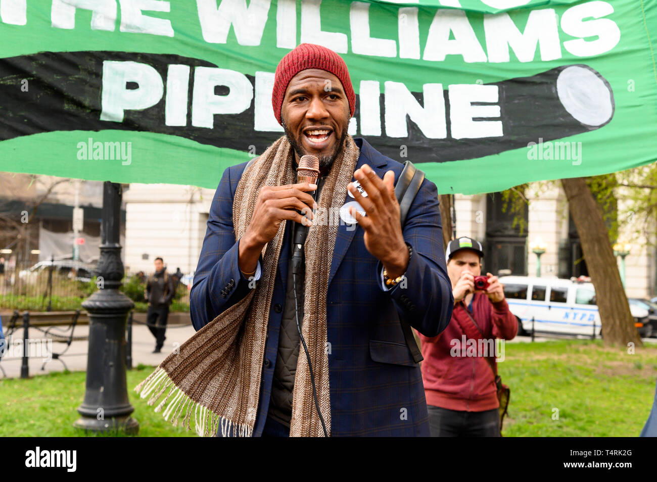 New York City Public Advocate Jumaane Williams (D) sprechen bei der Kundgebung der Bau des Williams Erdgasleitung (aka 'Nordosten Versorgung Enhancement (NISCH) Pipeline") in der Mitte der Straße neben der City Hall Park in New York City zu beenden. Stockfoto