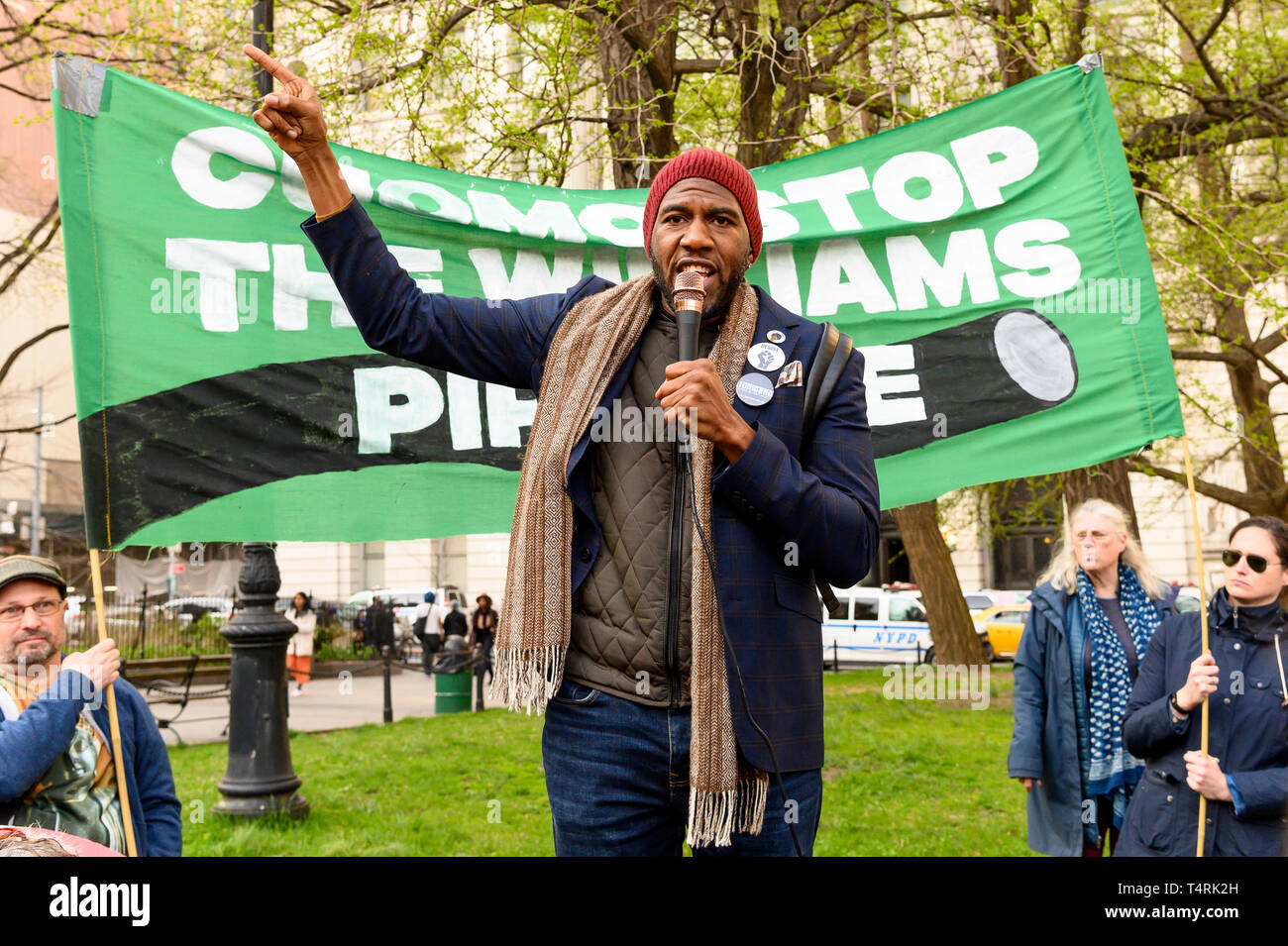 New York City Public Advocate Jumaane Williams (D) sprechen bei der Kundgebung der Bau des Williams Erdgasleitung (aka 'Nordosten Versorgung Enhancement (NISCH) Pipeline") in der Mitte der Straße neben der City Hall Park in New York City zu beenden. Stockfoto
