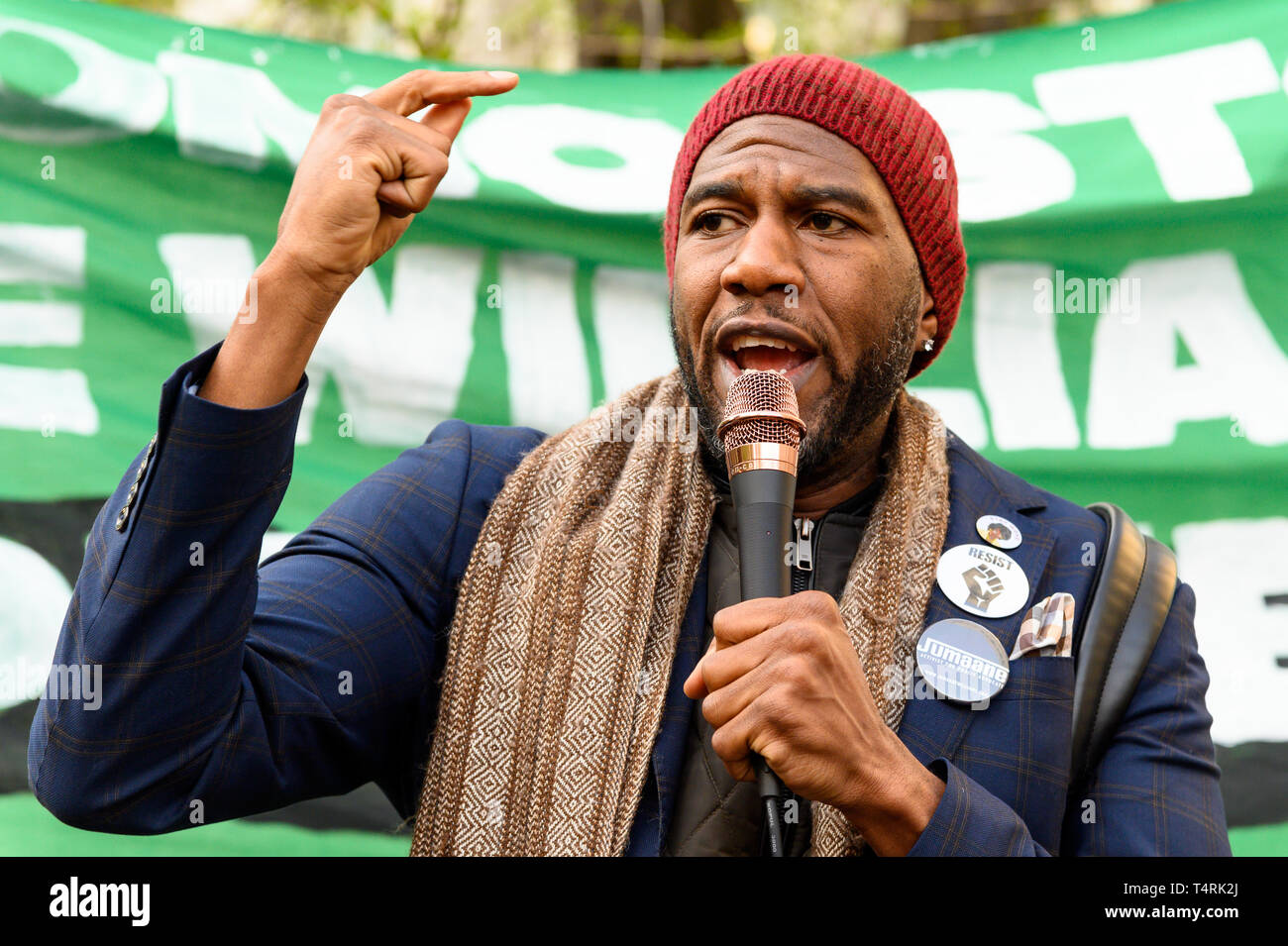 New York City Public Advocate Jumaane Williams (D) sprechen bei der Kundgebung der Bau des Williams Erdgasleitung (aka 'Nordosten Versorgung Enhancement (NISCH) Pipeline") in der Mitte der Straße neben der City Hall Park in New York City zu beenden. Stockfoto