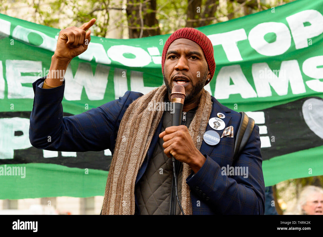New York City Public Advocate Jumaane Williams (D) sprechen bei der Kundgebung der Bau des Williams Erdgasleitung (aka 'Nordosten Versorgung Enhancement (NISCH) Pipeline") in der Mitte der Straße neben der City Hall Park in New York City zu beenden. Stockfoto