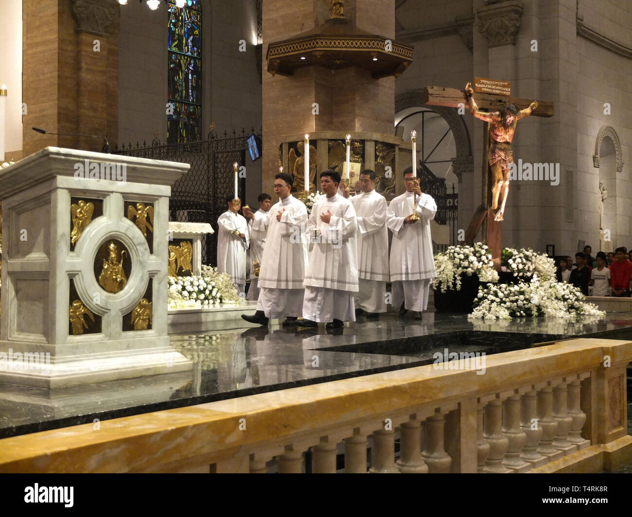 Von Manila Cathedral Ritter der Altar gesehen Vorbereitung während der Prozession. Die Fußwaschung ist eine religiöse Rechte der Katholiken beobachtet, Es ist eine Form von Gebot von Jesus Christus, dass wir Seine liebevolle Demut nachzuahmen, während der Erzbischof von Manila, Kardinal Luis Antonio Tagle die Füße der zwölf jungen Menschen während der Gründonnerstag Gottesdienst in der Kathedrale von Manila in Manila wäscht. Stockfoto