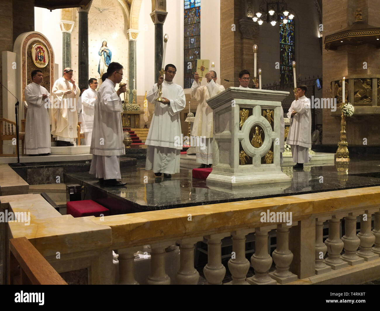 Von Manila Cathedral Ritter der Altar gesehen Vorbereitung während der Prozession. Die Fußwaschung ist eine religiöse Rechte der Katholiken beobachtet, Es ist eine Form von Gebot von Jesus Christus, dass wir Seine liebevolle Demut nachzuahmen, während der Erzbischof von Manila, Kardinal Luis Antonio Tagle die Füße der zwölf jungen Menschen während der Gründonnerstag Gottesdienst in der Kathedrale von Manila in Manila wäscht. Stockfoto