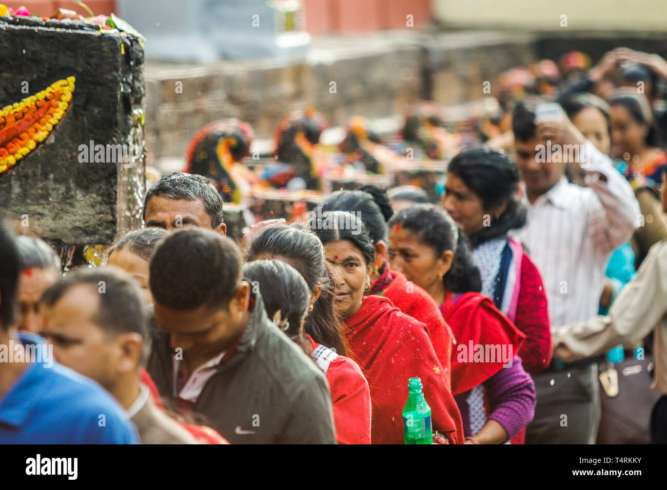 Nepalesische devotees Splash heiligen Wasser während Baisdhara mela Full Moon Festival selber. Tausende von Gläubigen versammelten Heiligen Bad in 22 Wasserhosen Balaju für ihre spirituelle Reinigung und in der Überzeugung vieler Erkrankungen Behandlungen zu nehmen. Stockfoto