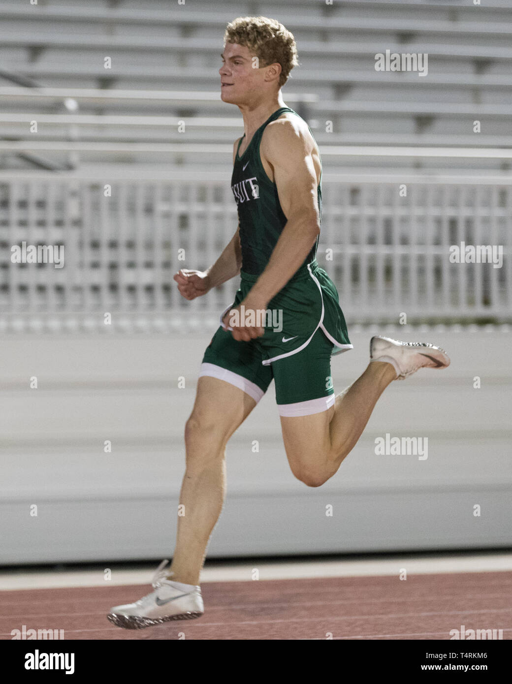 Webster, Texas, USA. 18 Apr, 2019. Houston's Strake Jesuit College Vorbereitenden sprinter Matthew Boling läuft die 200 Meter dash in Texas' Universitätsinterscholastic Liga (UIL) Klasse 6A Bezirk 23-24 Bereich Treffen bei Challenger Columbia Stadion in Webster, Texas. Boling erste mit einer Zeit von 20.545 Sekunden abgeschlossen. Prentice C. James/CSM/Alamy leben Nachrichten Stockfoto