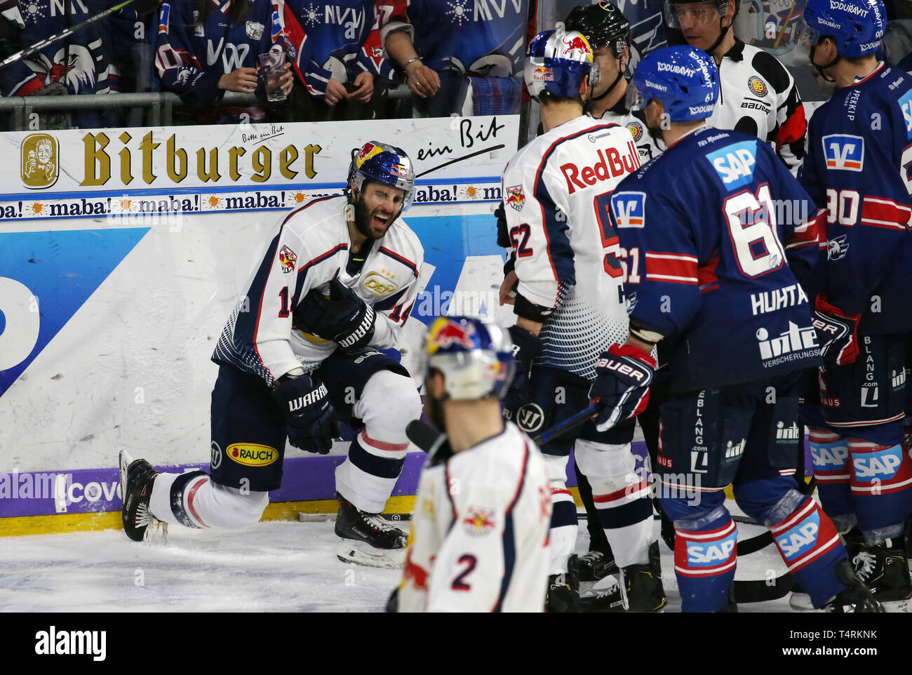 Mannheim, Deutschland. 18 Apr, 2019. Eishockey: DEL, Adler Mannheim - EHC München, Meisterschaft, final, 1. Spieltag, Justin Shugg (14, EHC RB München) müssen durch Eis verletzt werden. Quelle: Michael Deines/dpa/Alamy leben Nachrichten Stockfoto