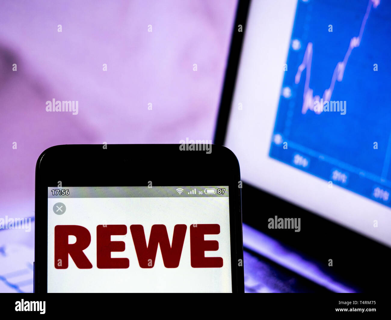 Kiew, Ukraine. 18 Apr, 2019. In diesem Foto Illustration einen REWE Group Logo gesehen auf einem Smartphone angezeigt. Quelle: Igor Goiovniov/SOPA Images/ZUMA Draht/Alamy leben Nachrichten Stockfoto