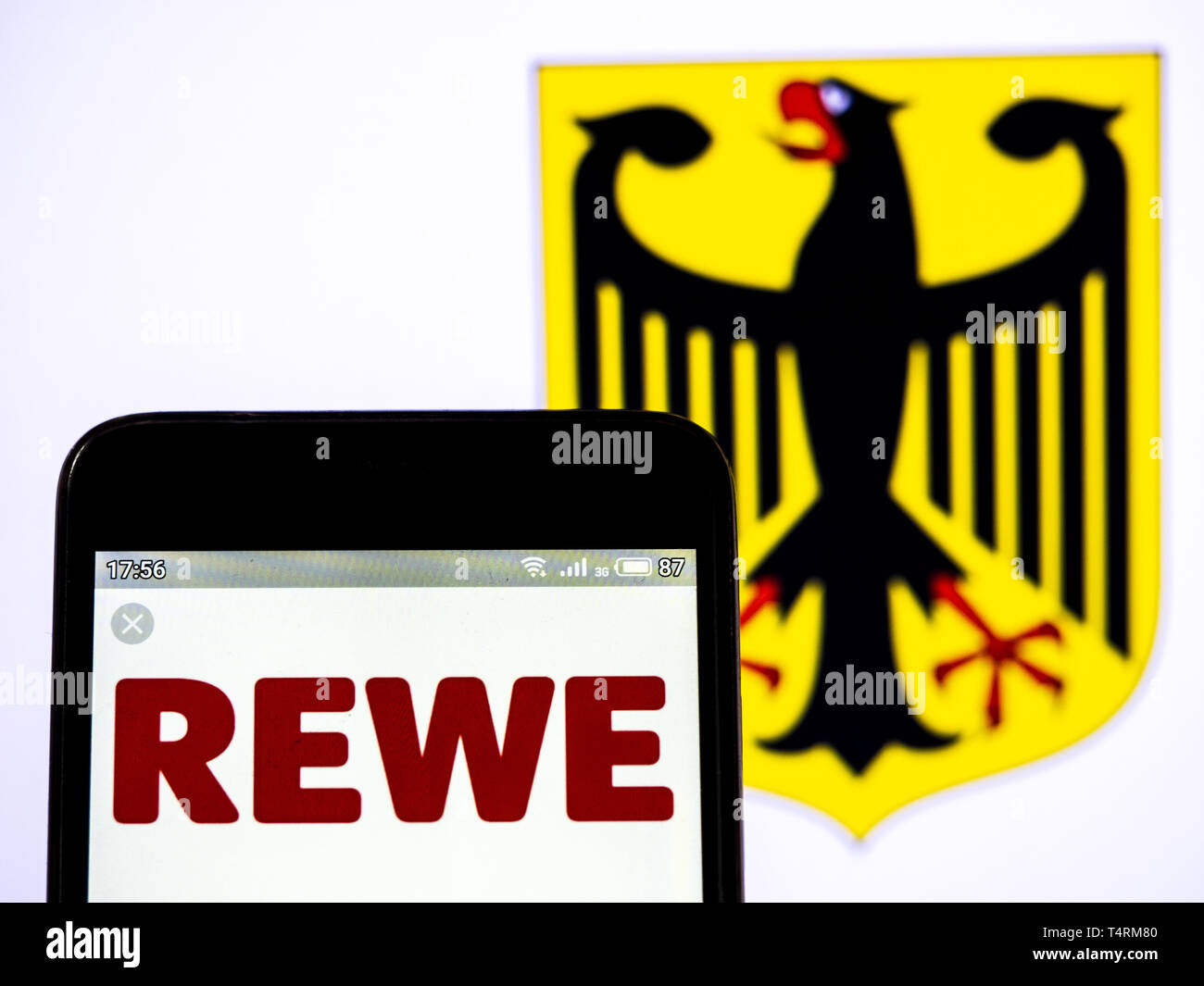 Kiew, Ukraine. 18 Apr, 2019. In diesem Foto Illustration einen REWE Group Logo gesehen auf einem Smartphone angezeigt. Quelle: Igor Goiovniov/SOPA Images/ZUMA Draht/Alamy leben Nachrichten Stockfoto