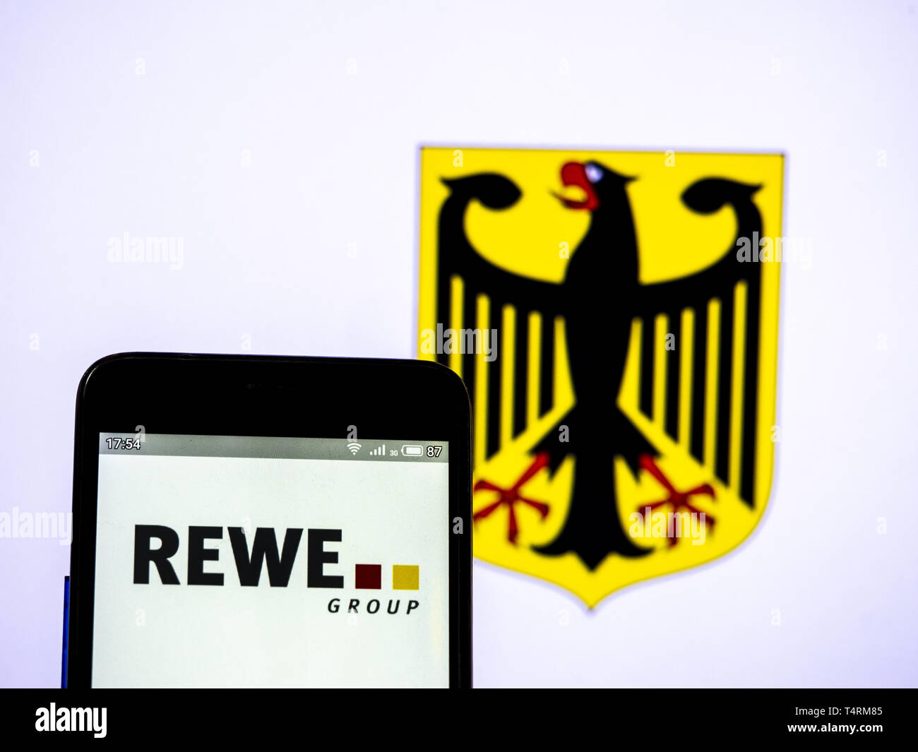 Kiew, Ukraine. 18 Apr, 2019. In diesem Foto Illustration einen REWE Group Logo gesehen auf einem Smartphone angezeigt. Quelle: Igor Goiovniov/SOPA Images/ZUMA Draht/Alamy leben Nachrichten Stockfoto