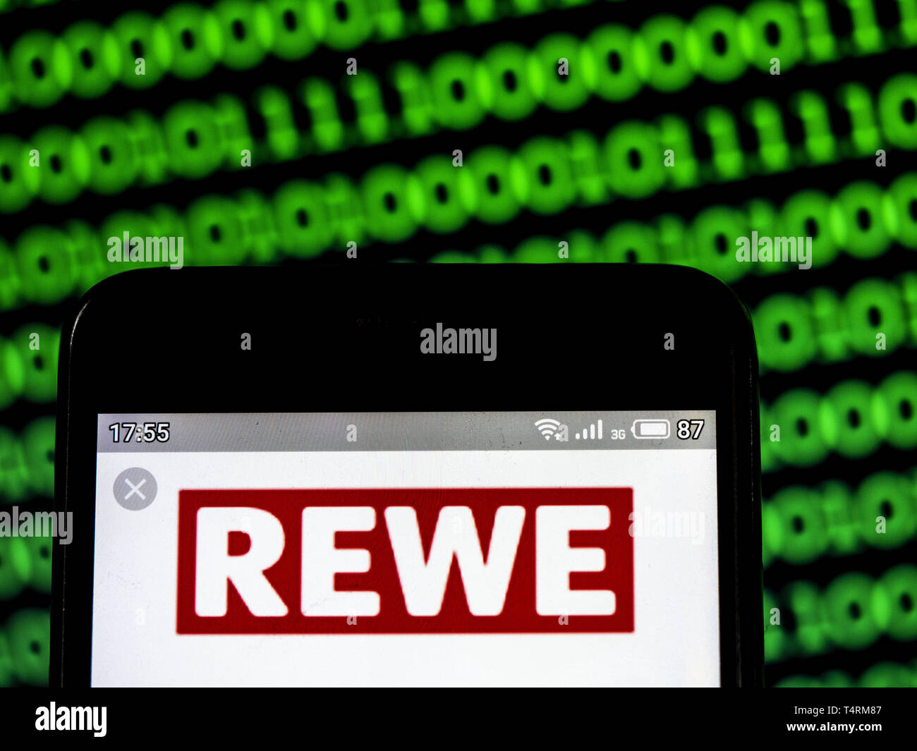 Kiew, Ukraine. 18 Apr, 2019. In diesem Foto Illustration einen REWE Group Logo gesehen auf einem Smartphone angezeigt. Quelle: Igor Goiovniov/SOPA Images/ZUMA Draht/Alamy leben Nachrichten Stockfoto