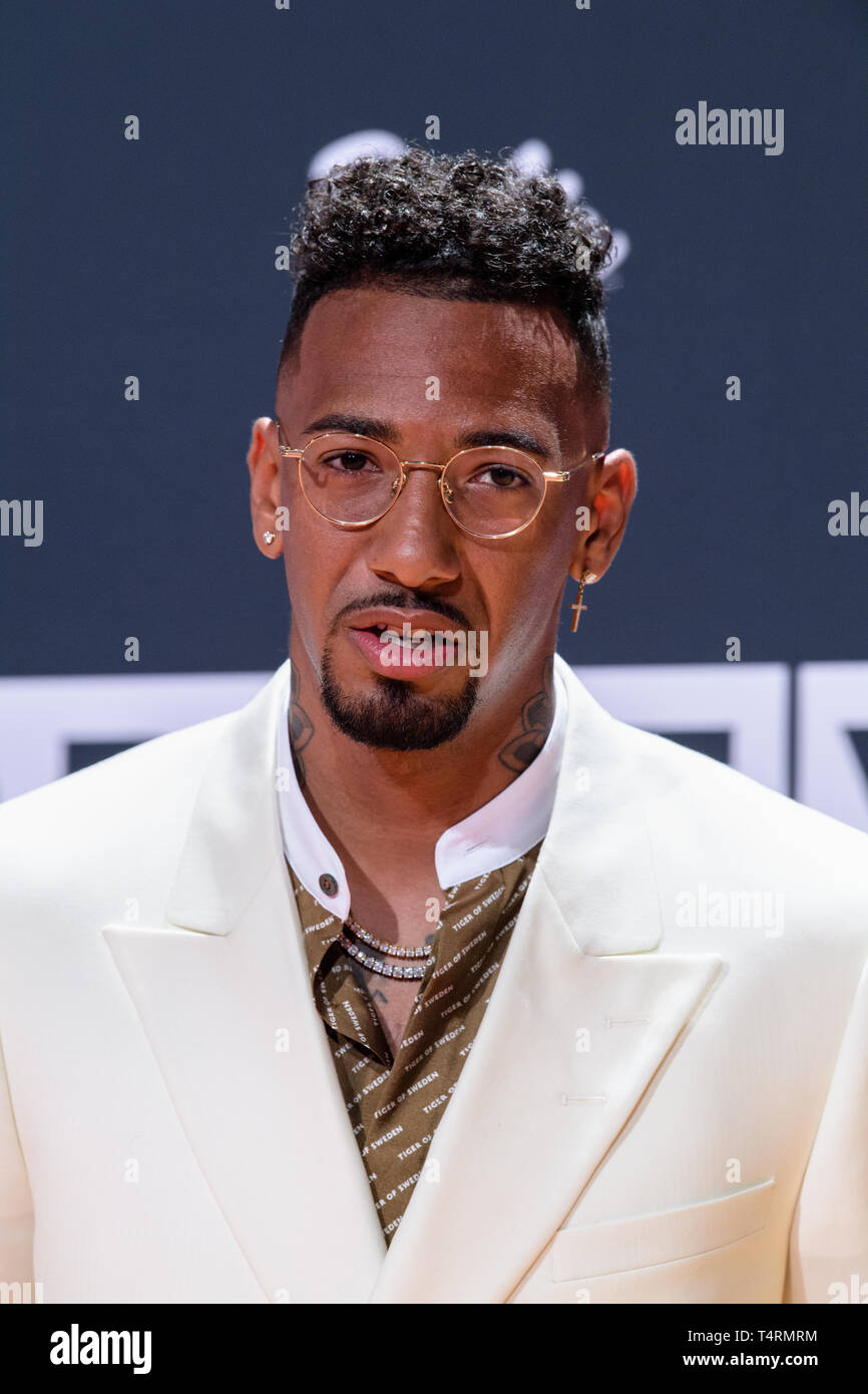 18. April 2019, Bayern, Grünwald: Jerome Boateng, Fußballspieler beim FC Bayern München und Juror der über Sie Auszeichnungen in der Kategorie Gesundheit, bei der Präsentation der "über Sie" Auszeichnungen für die social media Persönlichkeiten des Jahres in der bavaria-filmstadt. Foto: Matthias Balk/dpa Stockfoto