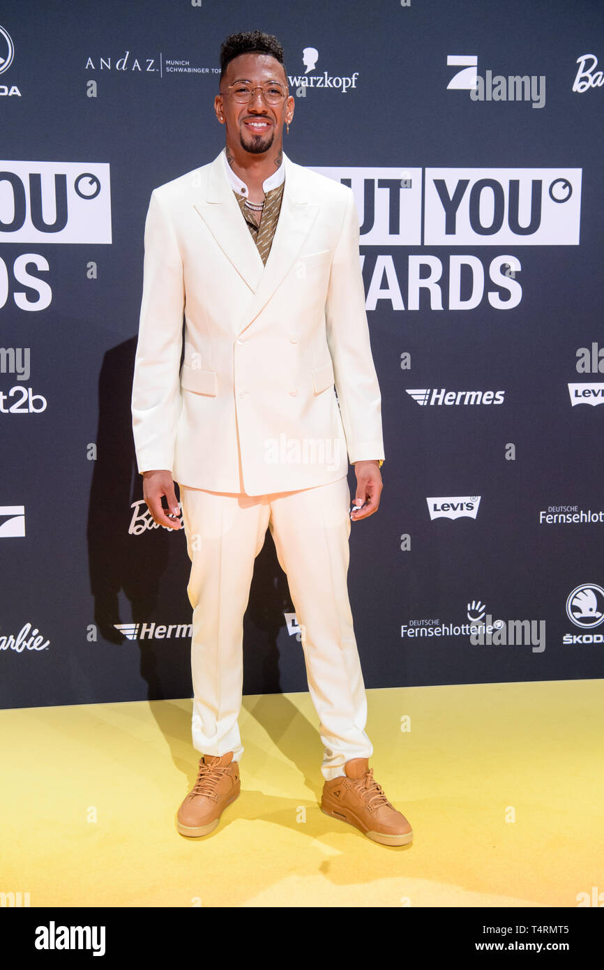 18. April 2019, Bayern, Grünwald: Jerome Boateng, Fußballspieler beim FC Bayern München und Juror der über Sie Auszeichnungen in der Kategorie Gesundheit, bei der Präsentation der "über Sie" Auszeichnungen für die social media Persönlichkeiten des Jahres in der bavaria-filmstadt. Foto: Matthias Balk/dpa Stockfoto