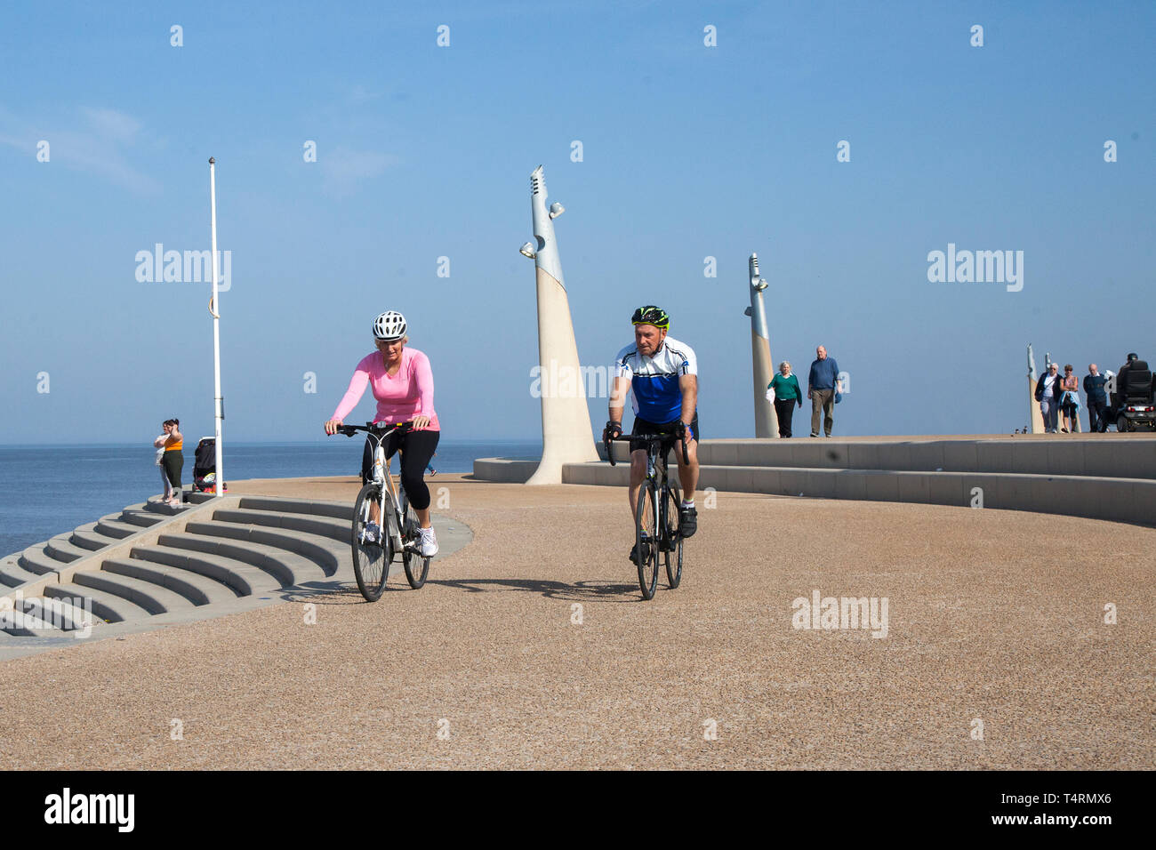 Cleveleys neu erbaute Strandpromenade mit abgestufter Promenade, Lancashire. April 2019. Wetter in Großbritannien. Sommersizzler prognostizieren, wie heißes Wetter über der Fylde-Küste erwartet wird. Sonniger Start in den Tag mit Temperaturen, die voraussichtlich zu Beginn der Osterfeiertage im Nordwesten 20 c + erreichen werden. An diesem Wochenende ist mit Backwärme zu rechnen - England und Wales sehen das Beste aus der Sonne. Wettervorhersagen des MET Office sagen, dass die atemberaubende Hitze im April durch strahlenden Sonnenschein begünstigt wird. Kredit: MediaWorldImages/AlamyLiveNews Stockfoto