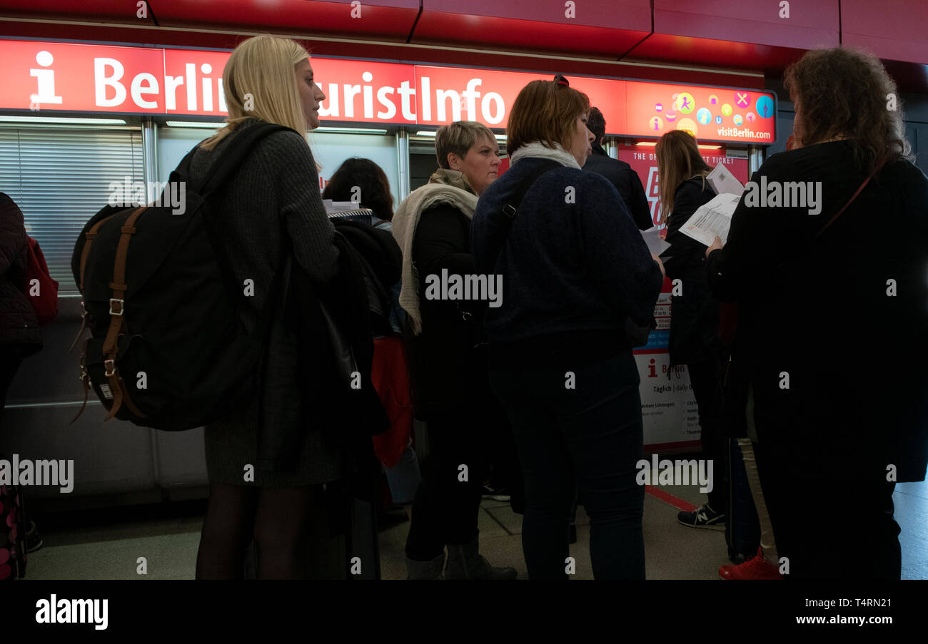 19 April 2019, Berlin: Reisende werden sich vor Der Berlin-Tourist-Information Counter in der Flughafen Tegel Terminal finden. Foto: Paul Zinken/dpa Stockfoto