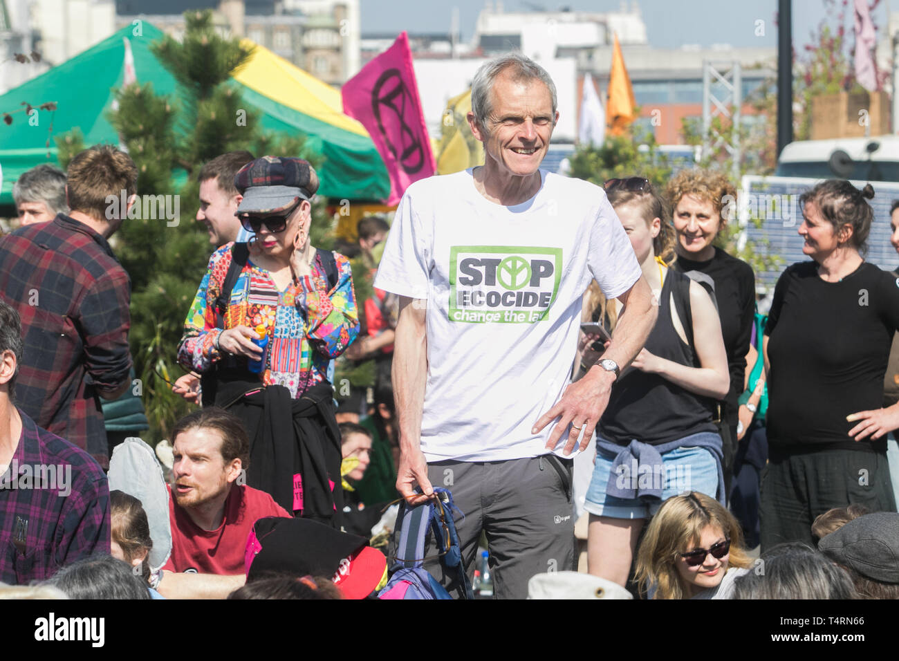 London, Großbritannien. 19 Apr, 2019. Die Demonstranten von der Nebenstelle Rebellion weiterhin Waterloo Bridge am fünften Tag des Internationalen Rebellion zu besetzen auf die britische Regierung zu nehmen Notfall auf die Klimakrise erklären. Credit: Amer ghazzal/Alamy leben Nachrichten Stockfoto