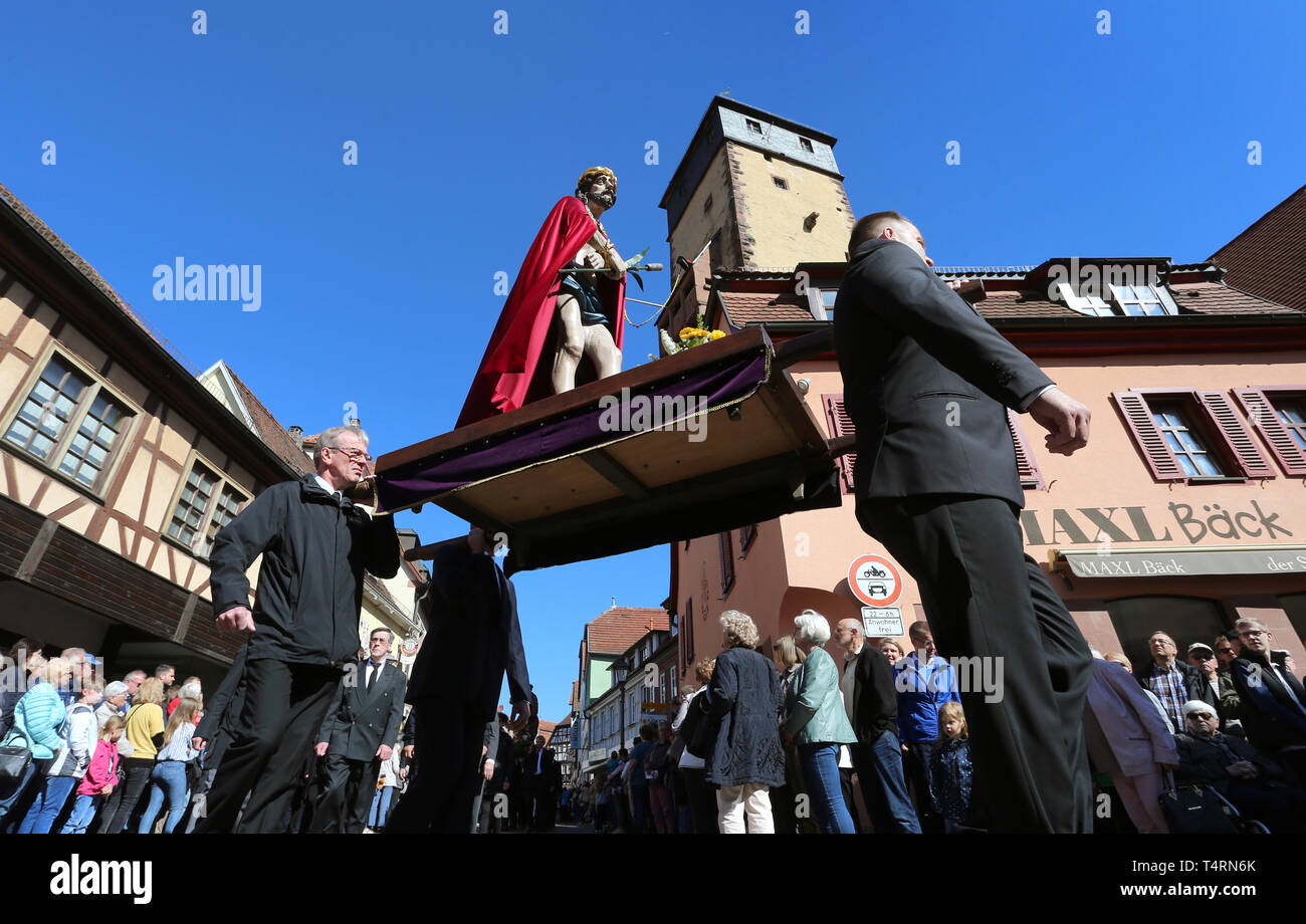 Lohr am Main, Deutschland. 19 Apr, 2019. Mitglieder der verschiedenen Zünfte der Handwerker zu Fuß durch die Innenstadt während einer Karfreitagsprozession. 13 lebensgroßen Figurengruppen, die Passion Christi werden durch die Stadt in der traditionellen Prozession durchgeführt. Foto: Karl-Josef Hildenbrand/dpa/Alamy leben Nachrichten Stockfoto