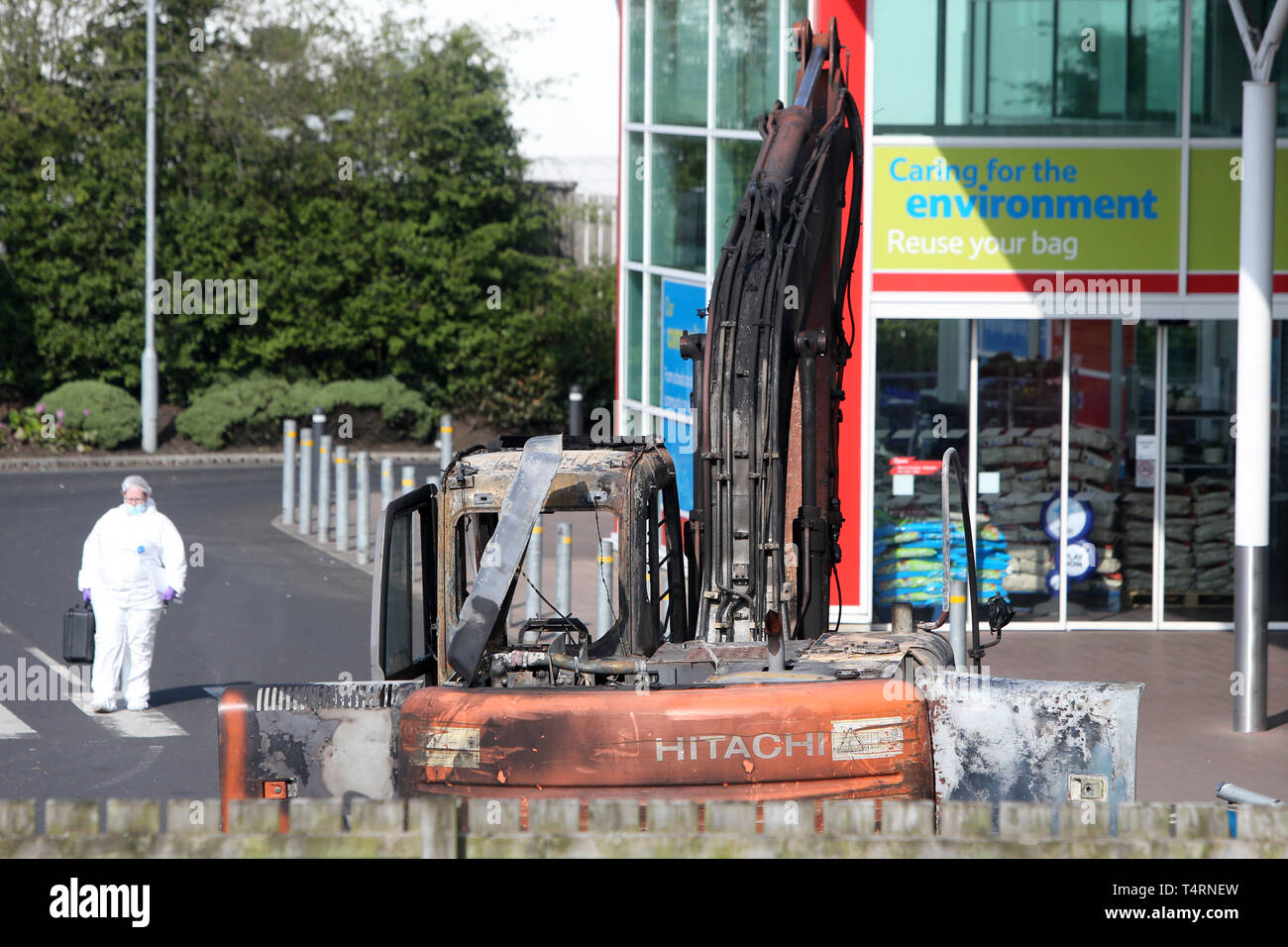 Crumlin, Großbritannien. 19 Apr, 2019. CRUMLIN, County Antrim, Nordirland, 19/April/2019 - Polizei aus der PSNI und Forensik kommen an einem der beiden Tatorten nach einem anderen ATM Diebstahl in einem Supermarkt in Crumlin Dorf, County Antrim. Ein Bagger war steigen und einen Traktor und Anhänger Set wurde auch heraus gefunden verbrannt Sperrung der Hauptstraße in die frühen Morgenstunden. Vier Geldautomaten, 3 aus Nordirland und einer aus dem Süden von Irland, wo in den frühen Morgenstunden gestohlen. Credit: Paul McErlane/Alamy leben Nachrichten Stockfoto